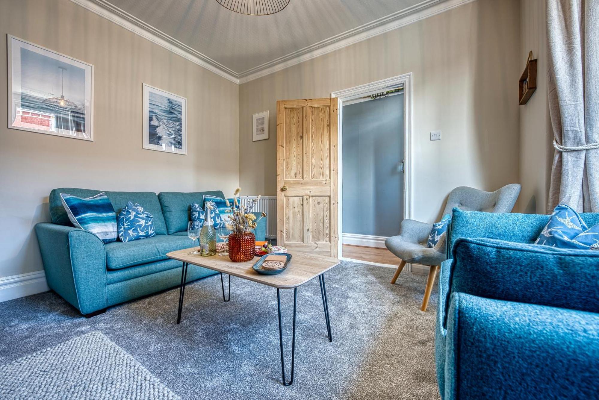 Easter Special Offer!! Modern, Stunning & Stylish 2-br Contractor House, Prime Location With Free Parking Permit - By Blue Puffin Holiday home