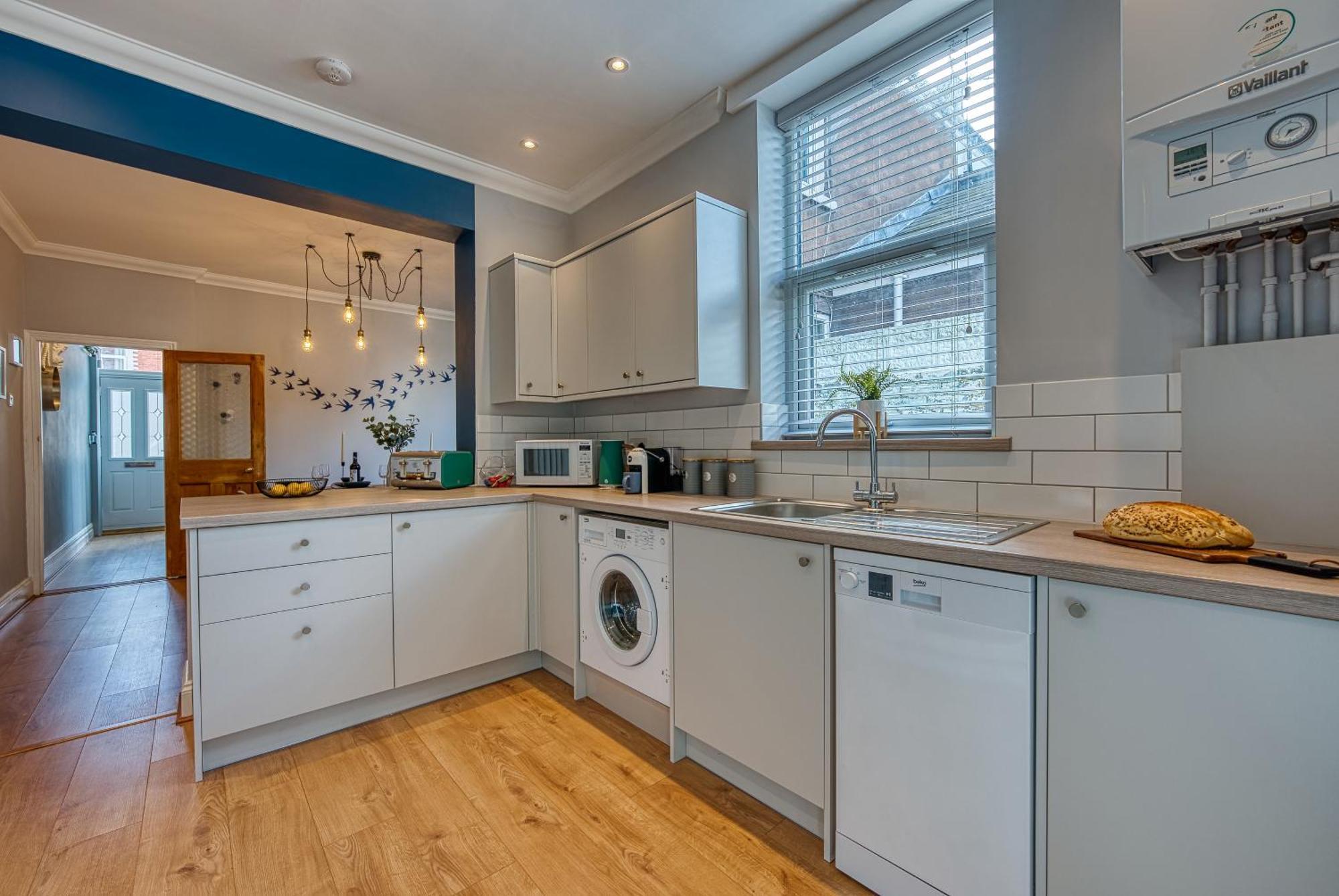 Easter Special Offer!! Modern, Stunning & Stylish 2-br Contractor House, Prime Location With Free Parking Permit - By Blue Puffin * Portsmouth