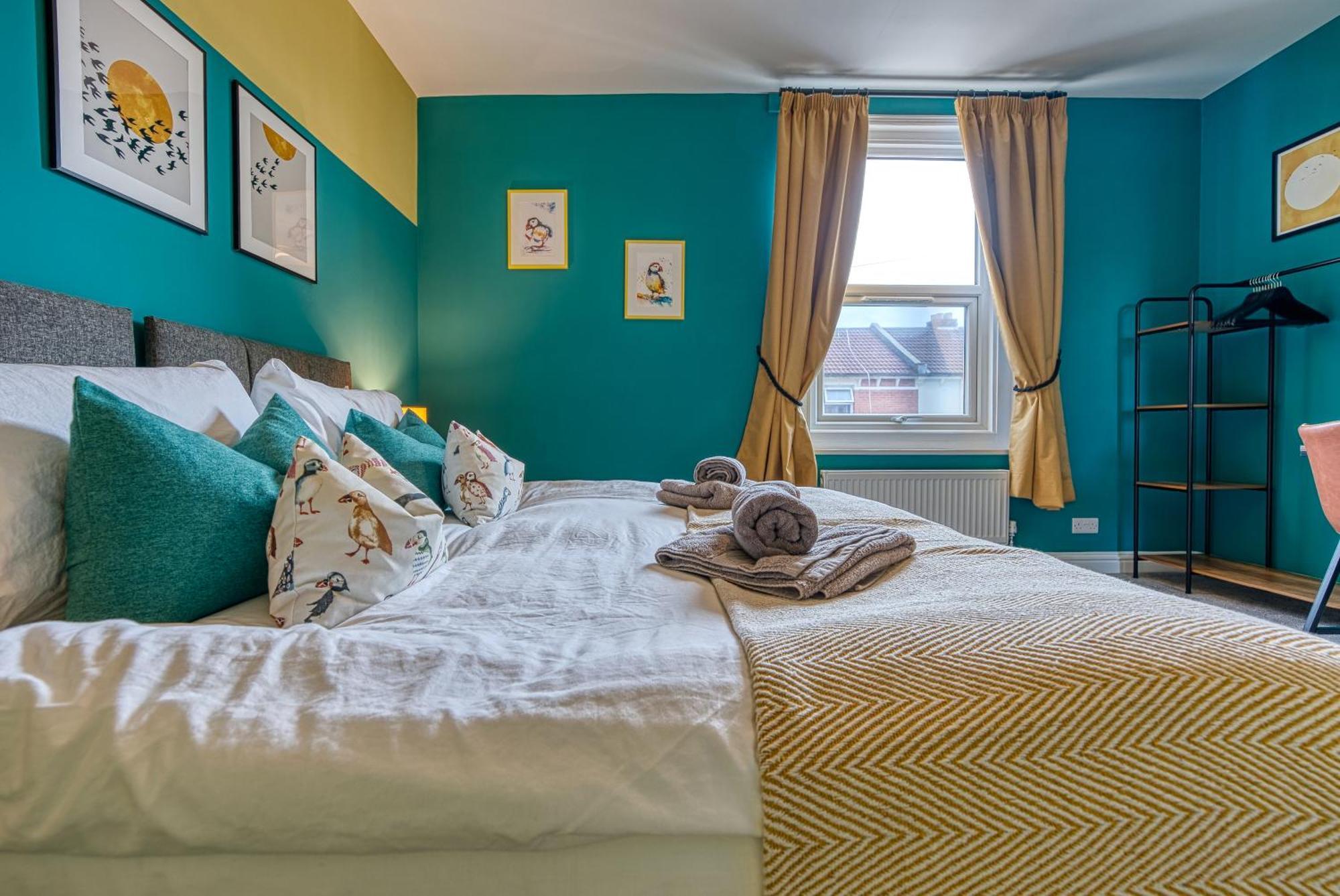 Holiday home Easter Special Offer!! Modern, Stunning & Stylish 2-br Contractor House, Prime Location With Free Parking Permit - By Blue Puffin