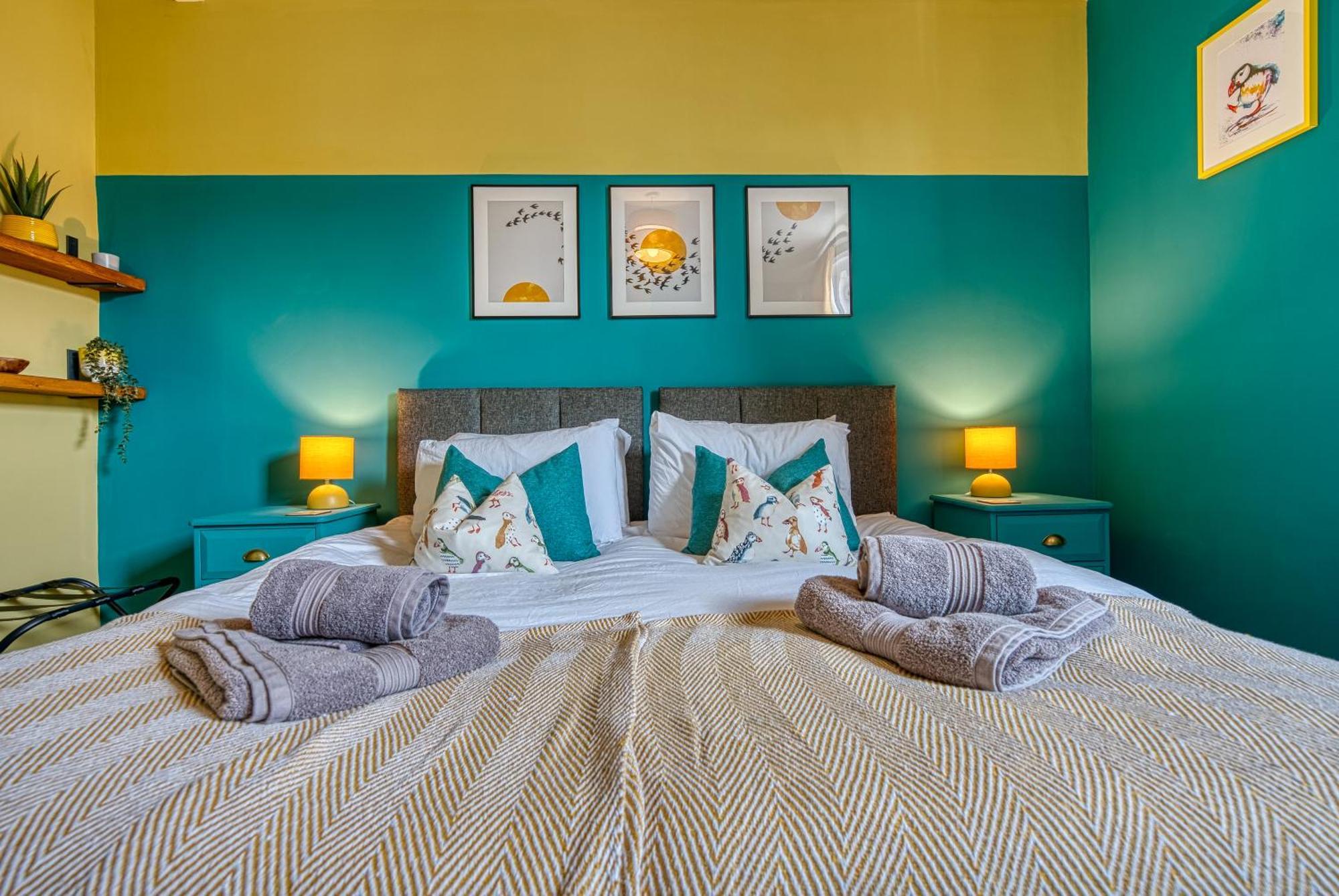 Easter Special Offer!! Modern, Stunning & Stylish 2-br Contractor House, Prime Location With Free Parking Permit - By Blue Puffin Holiday home