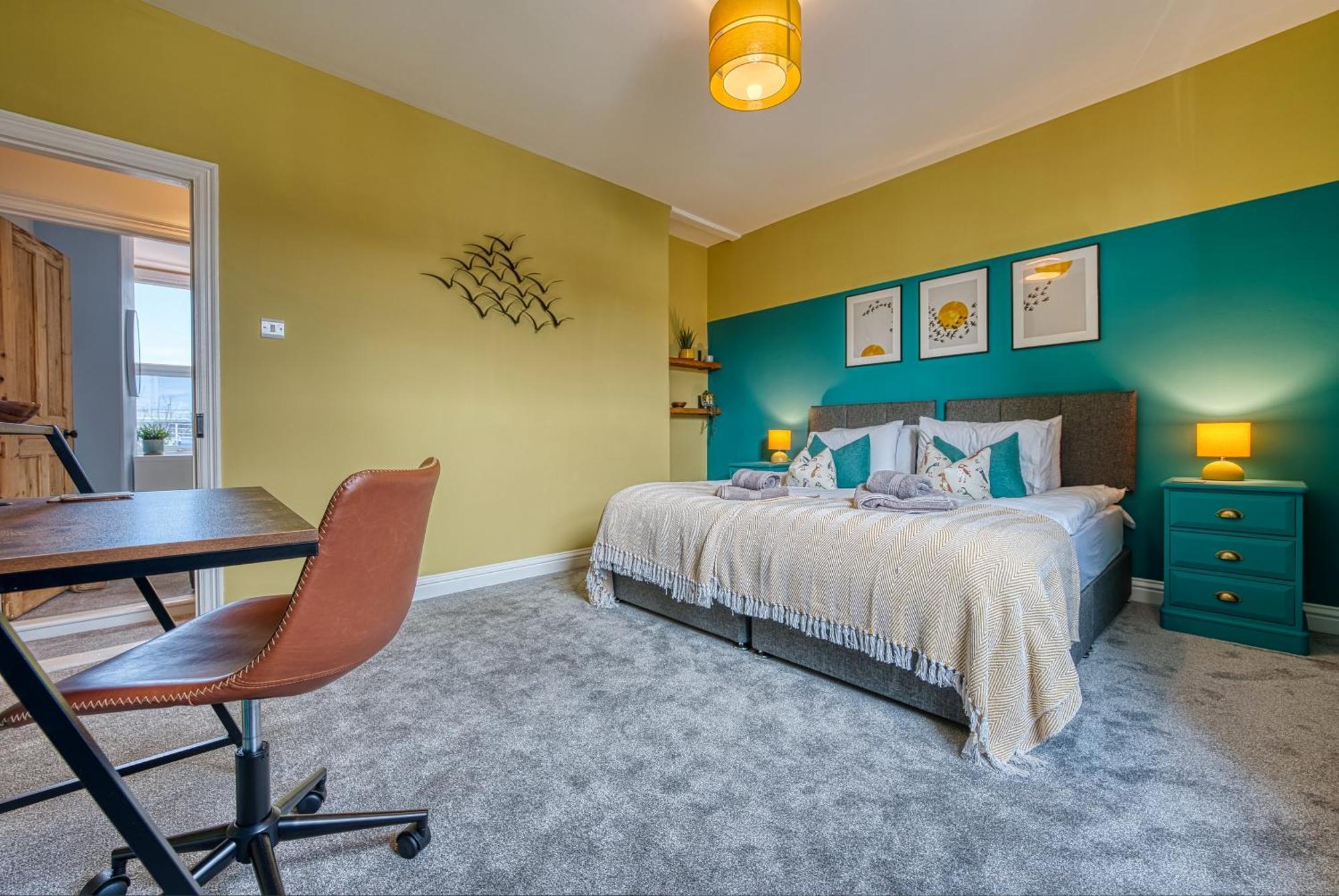 Holiday home Easter Special Offer!! Modern, Stunning & Stylish 2-br Contractor House, Prime Location With Free Parking Permit - By Blue Puffin *