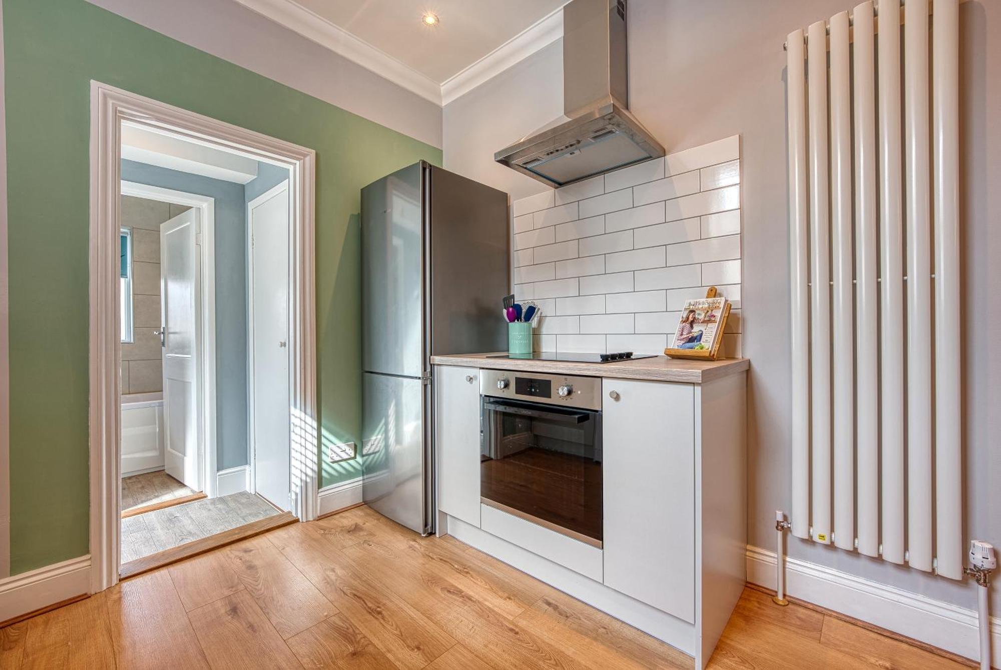 Easter Special Offer!! Modern, Stunning & Stylish 2-br Contractor House, Prime Location With Free Parking Permit - By Blue Puffin *