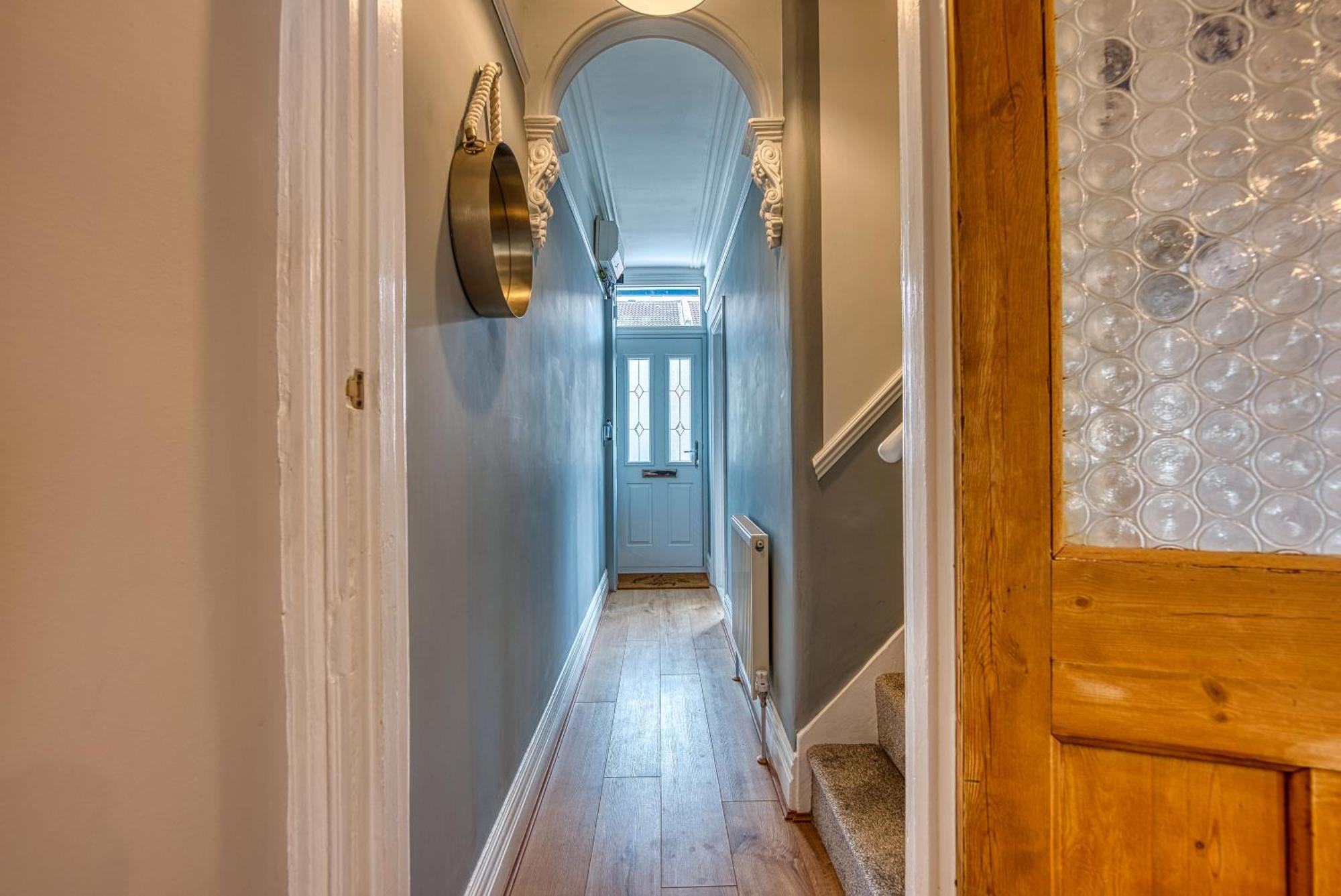 Holiday home Easter Special Offer!! Modern, Stunning & Stylish 2-br Contractor House, Prime Location With Free Parking Permit - By Blue Puffin *