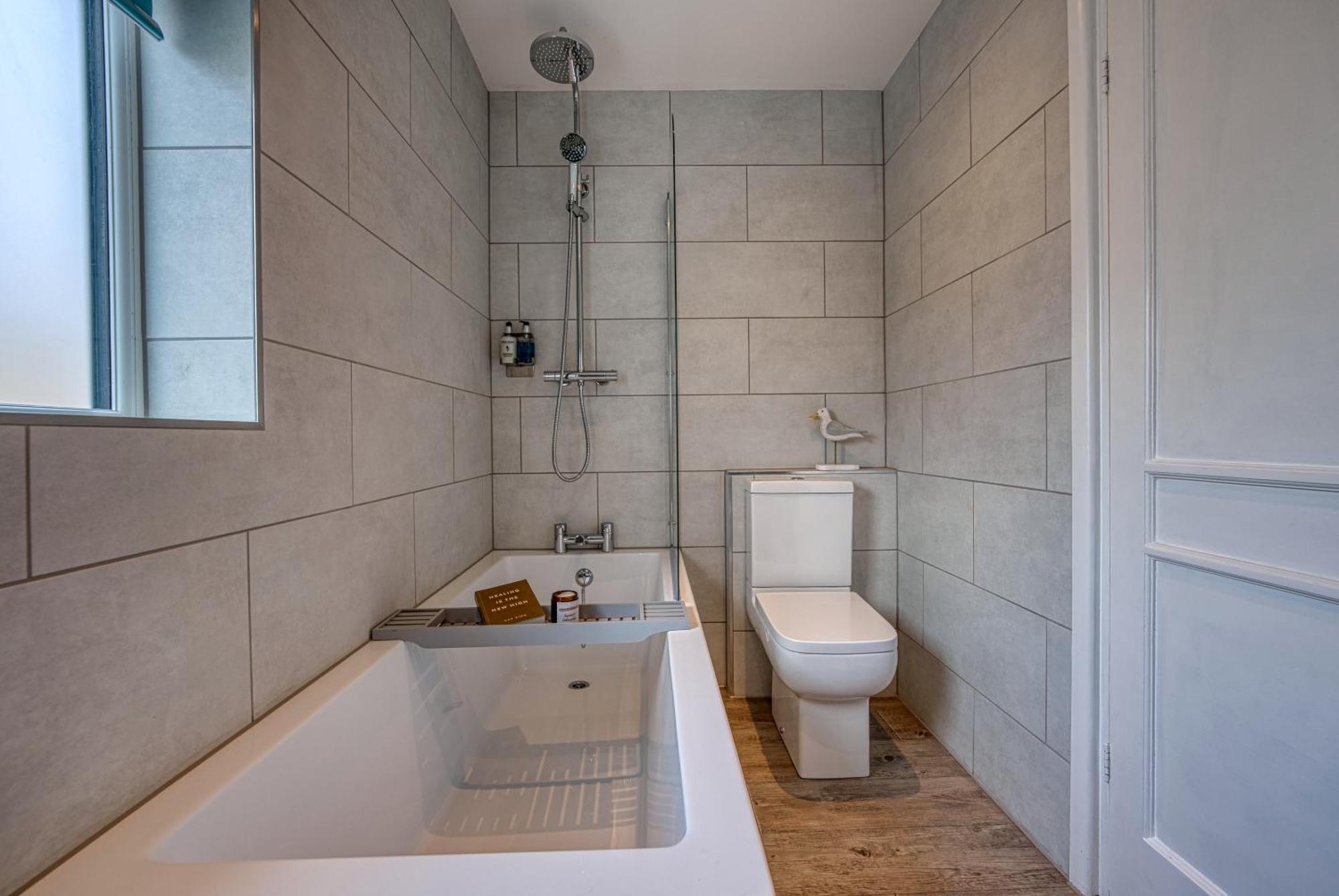 Holiday home Easter Special Offer!! Modern, Stunning & Stylish 2-br Contractor House, Prime Location With Free Parking Permit - By Blue Puffin Portsmouth