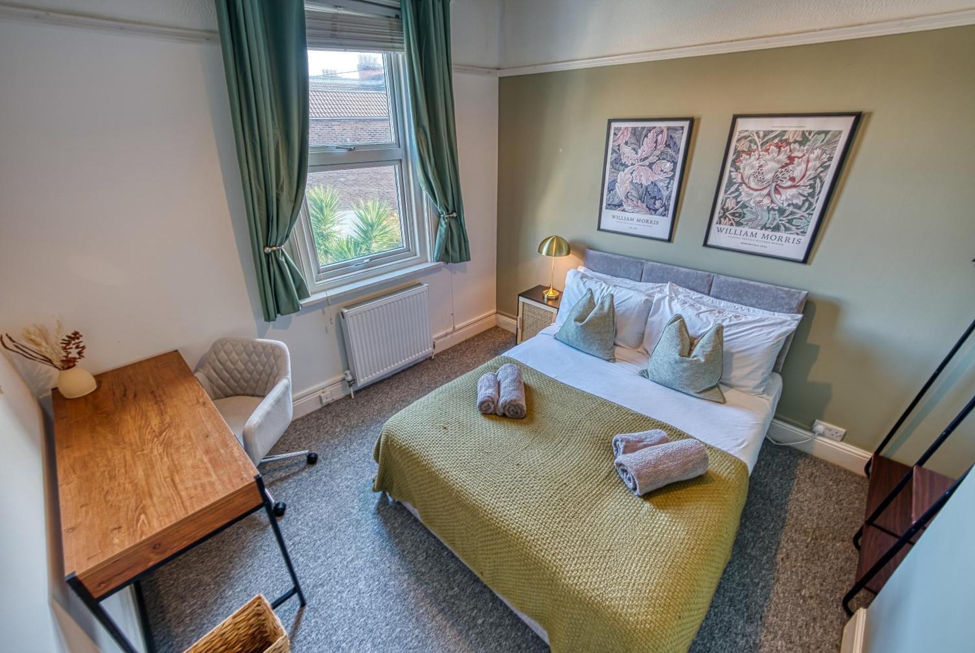 Blue Puffin Manor: Modern 4-bed Pet-friendly House In *