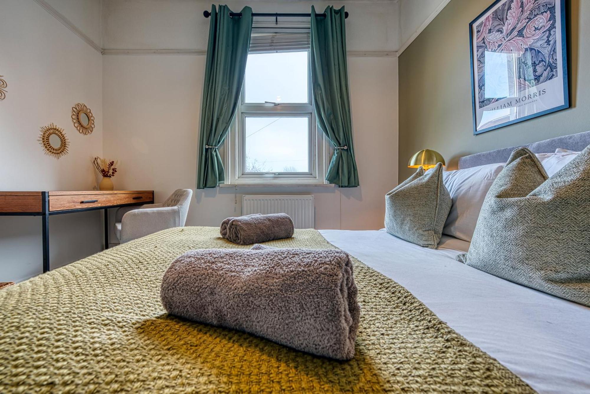 Blue Puffin Manor: Modern 4-bed Pet-friendly House In