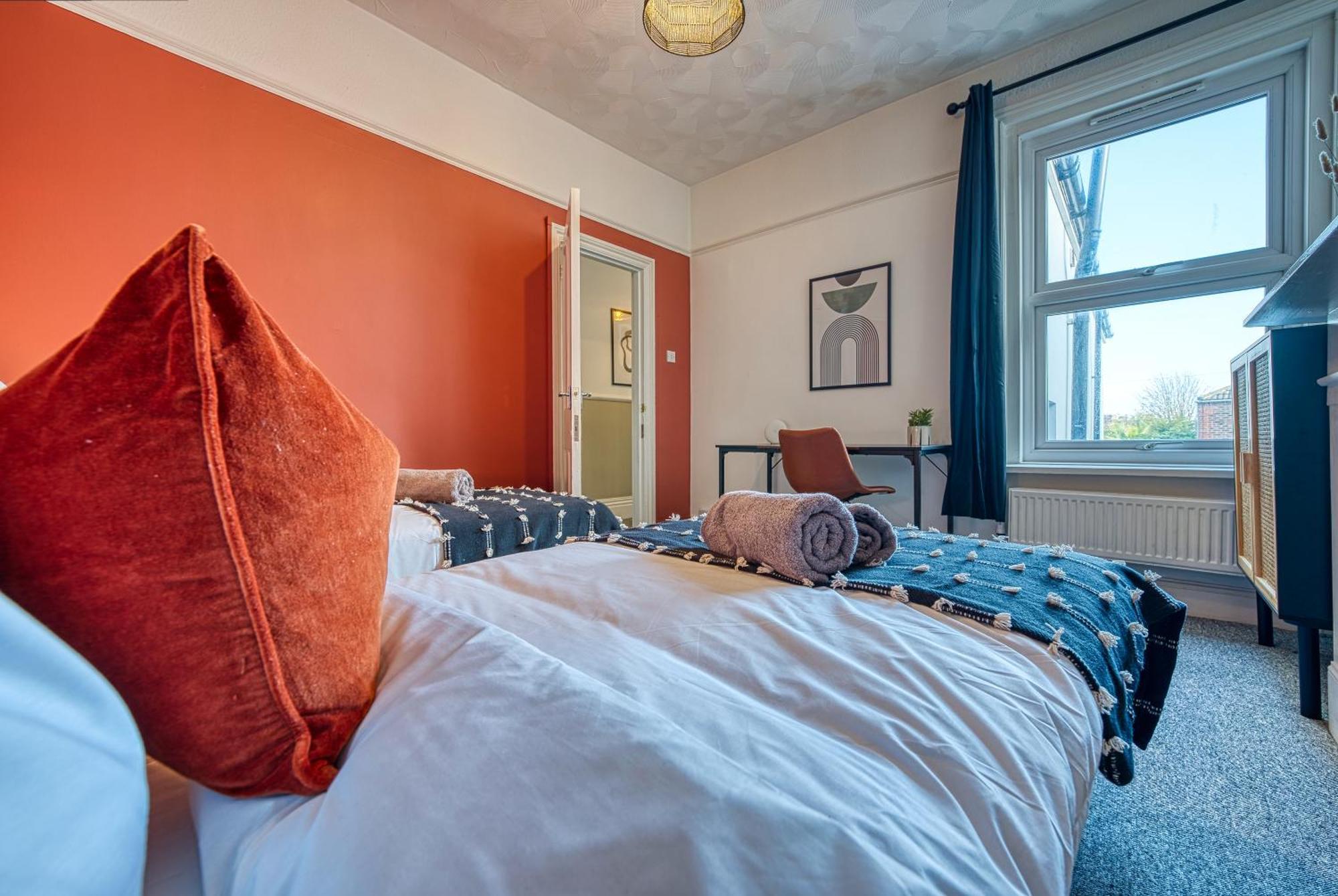 Holiday home Blue Puffin Manor: Modern 4-bed Pet-friendly House In *