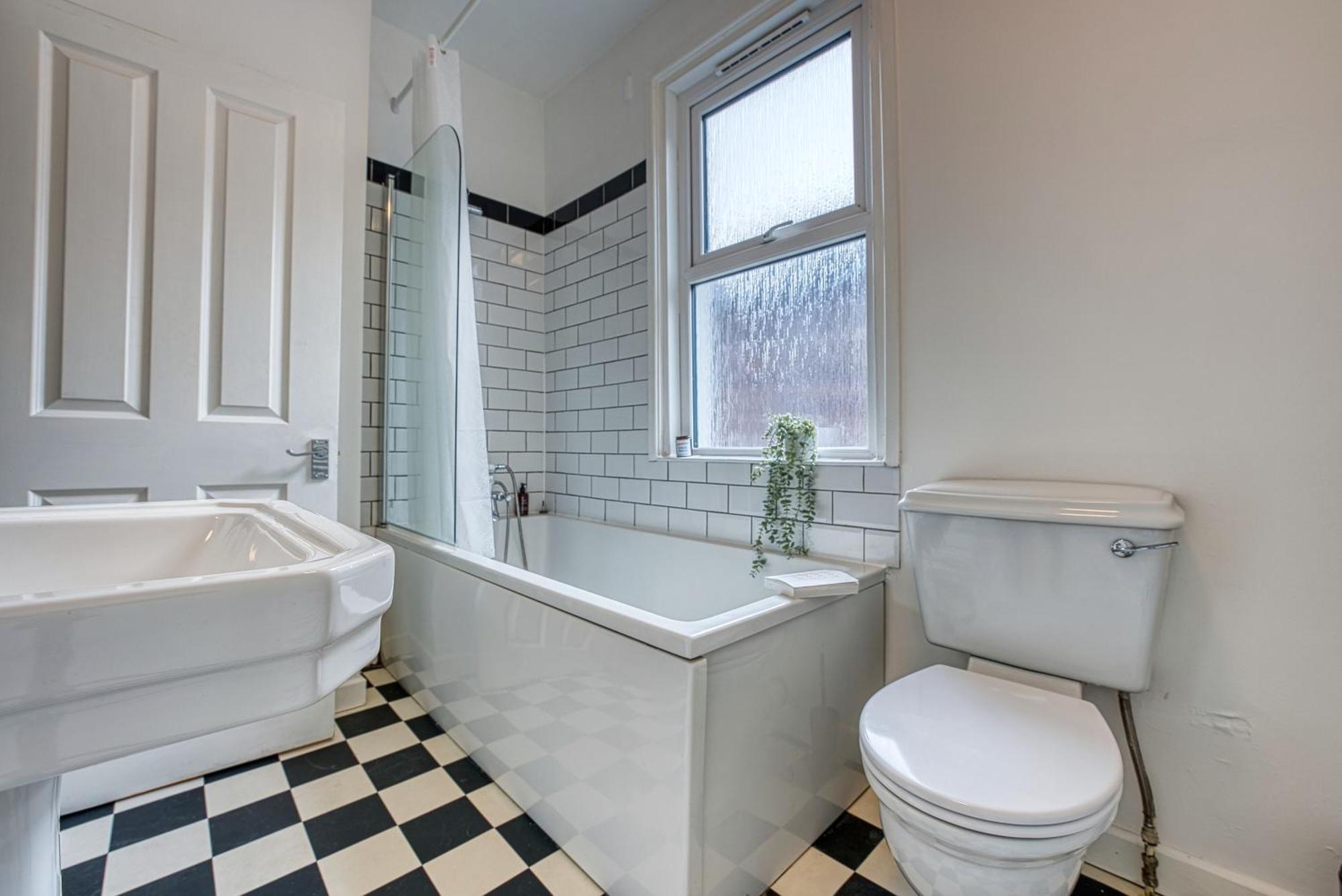 Blue Puffin Manor: Modern 4-bed Pet-friendly House In *