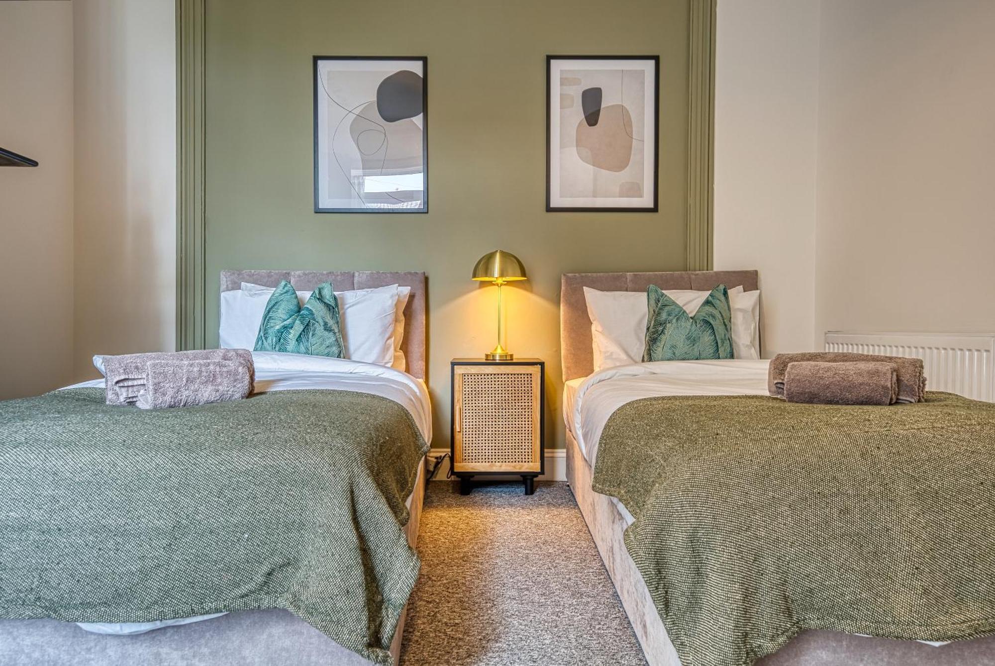 Blue Puffin Manor: Modern 4-bed Pet-friendly House In
