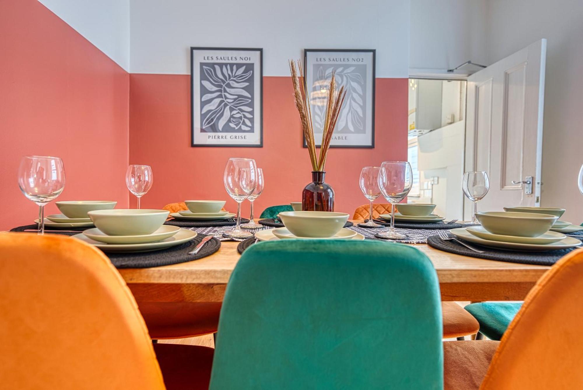 Blue Puffin Manor: Modern 4-bed Pet-friendly House In