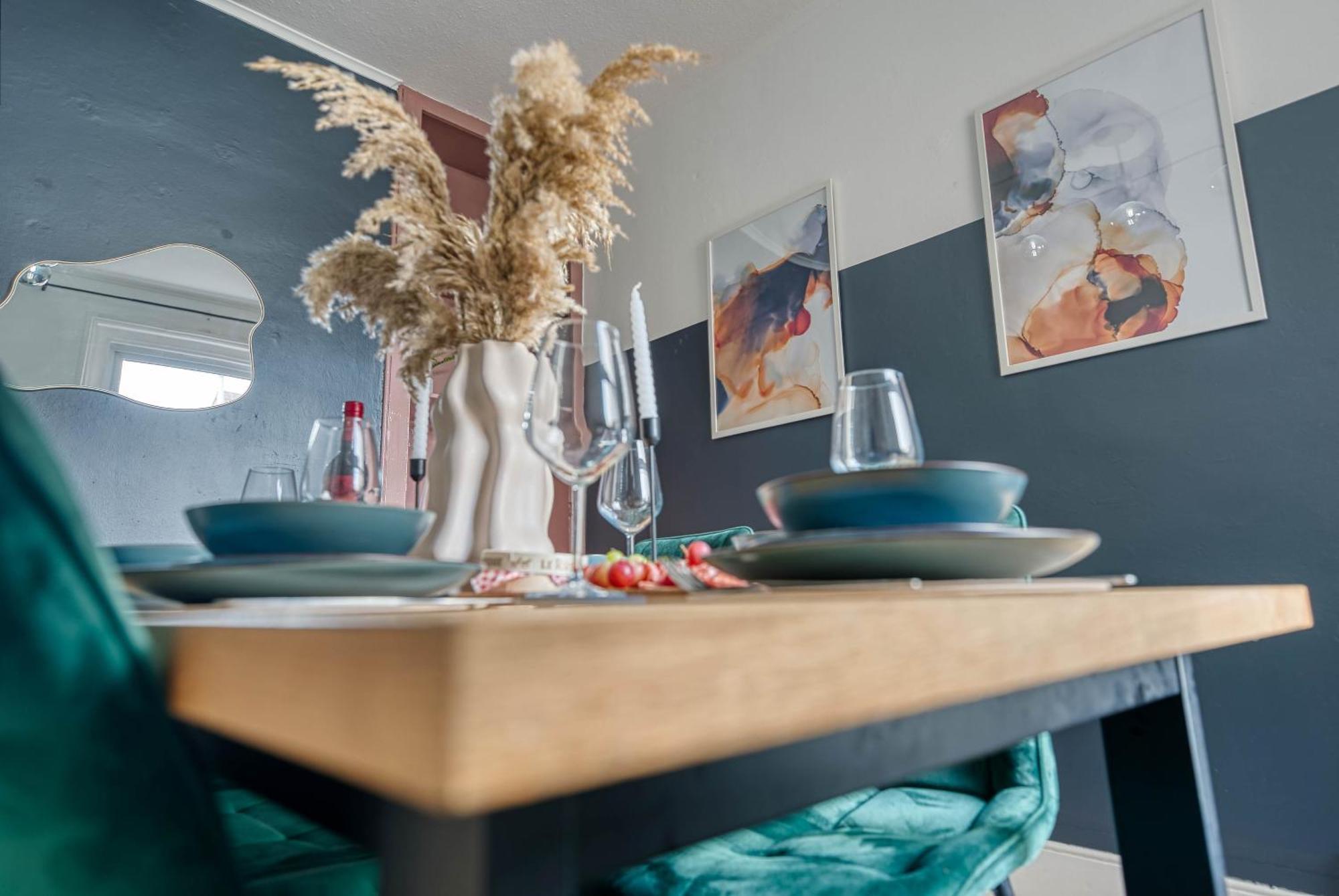 Stunning 3 Bed Chic Townhouse, Parking & Pet Friendly! Spacious - Sleeps 8 By Blue Puffin