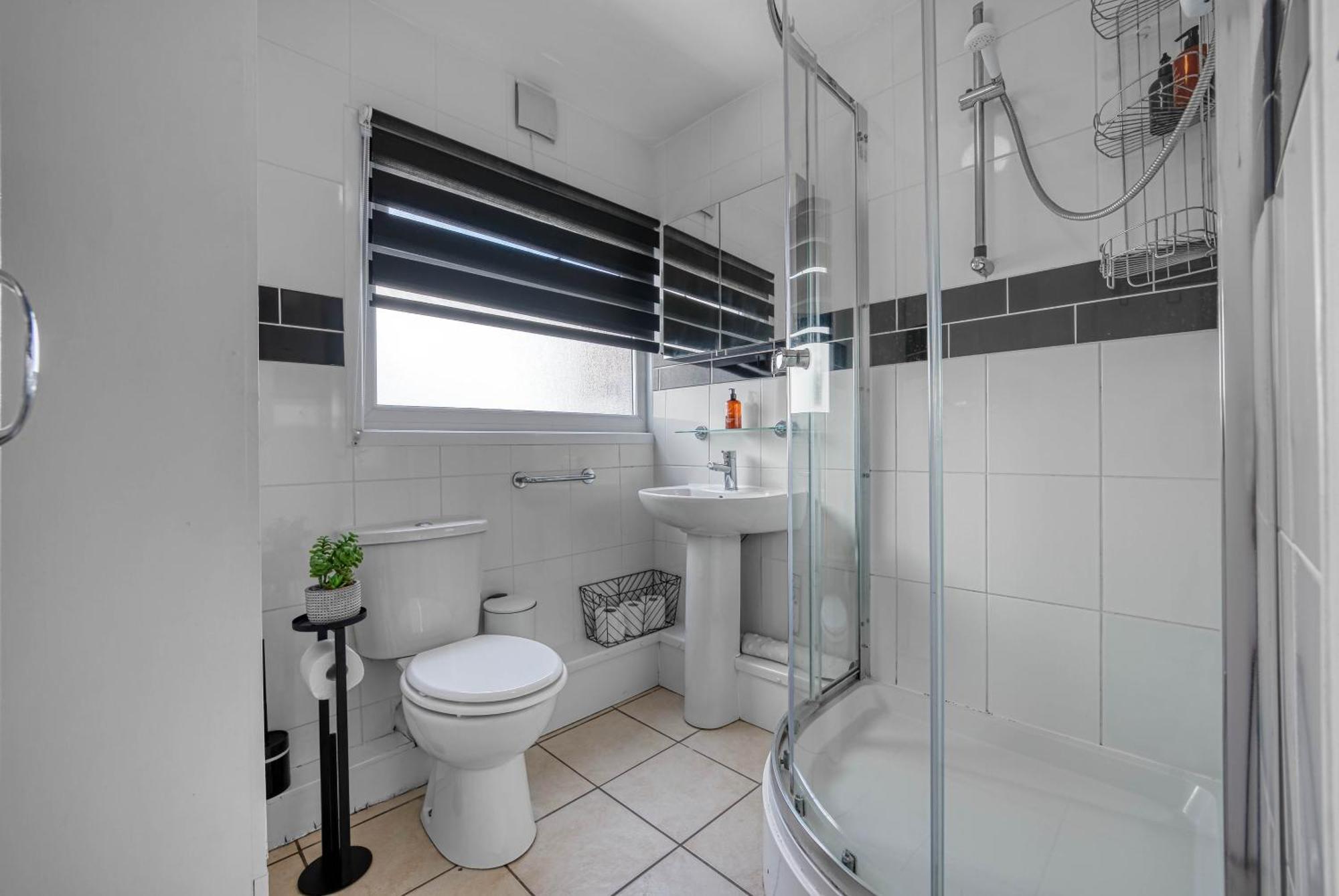 Stunning 3 Bed Chic Townhouse, Parking & Pet Friendly! Spacious - Sleeps 8 By Blue Puffin Holiday home *
