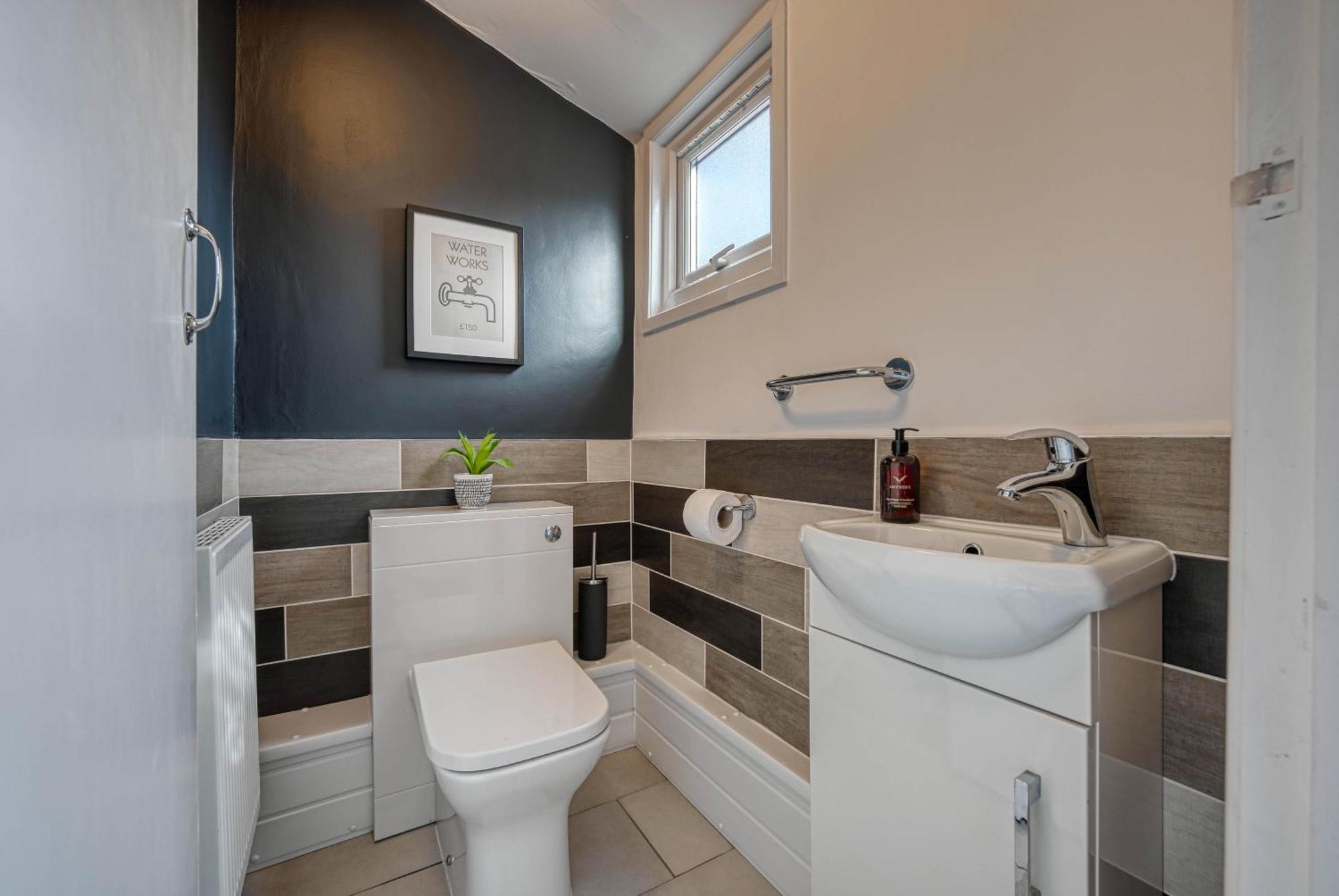 Stunning 3 Bed Chic Townhouse, Parking & Pet Friendly! Spacious - Sleeps 8 By Blue Puffin *