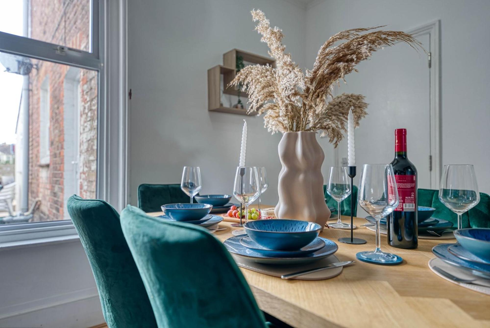Stunning 3 Bed Chic Townhouse, Parking & Pet Friendly! Spacious - Sleeps 8 By Blue Puffin