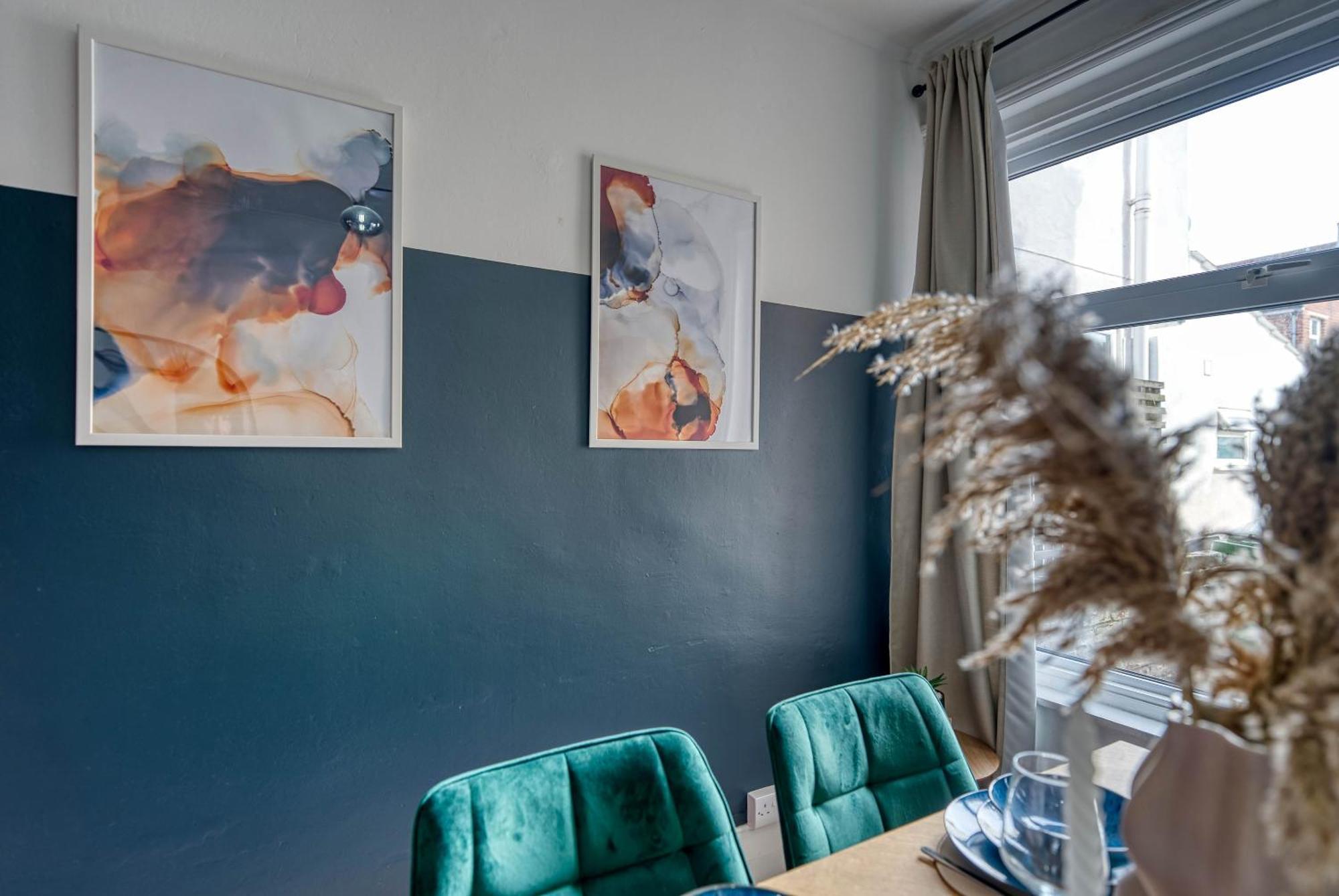 Holiday home Stunning 3 Bed Chic Townhouse, Parking & Pet Friendly! Spacious - Sleeps 8 By Blue Puffin *