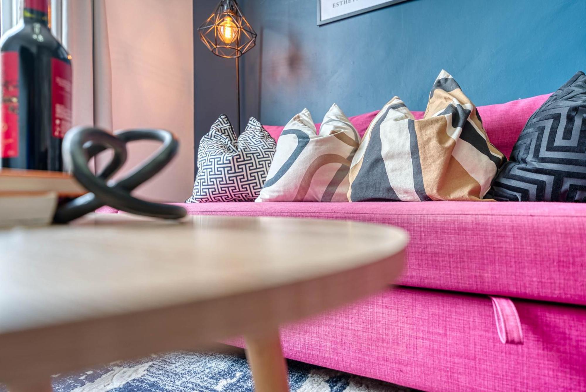 Stunning 3 Bed Chic Townhouse, Parking & Pet Friendly! Spacious - Sleeps 8 By Blue Puffin Holiday home *
