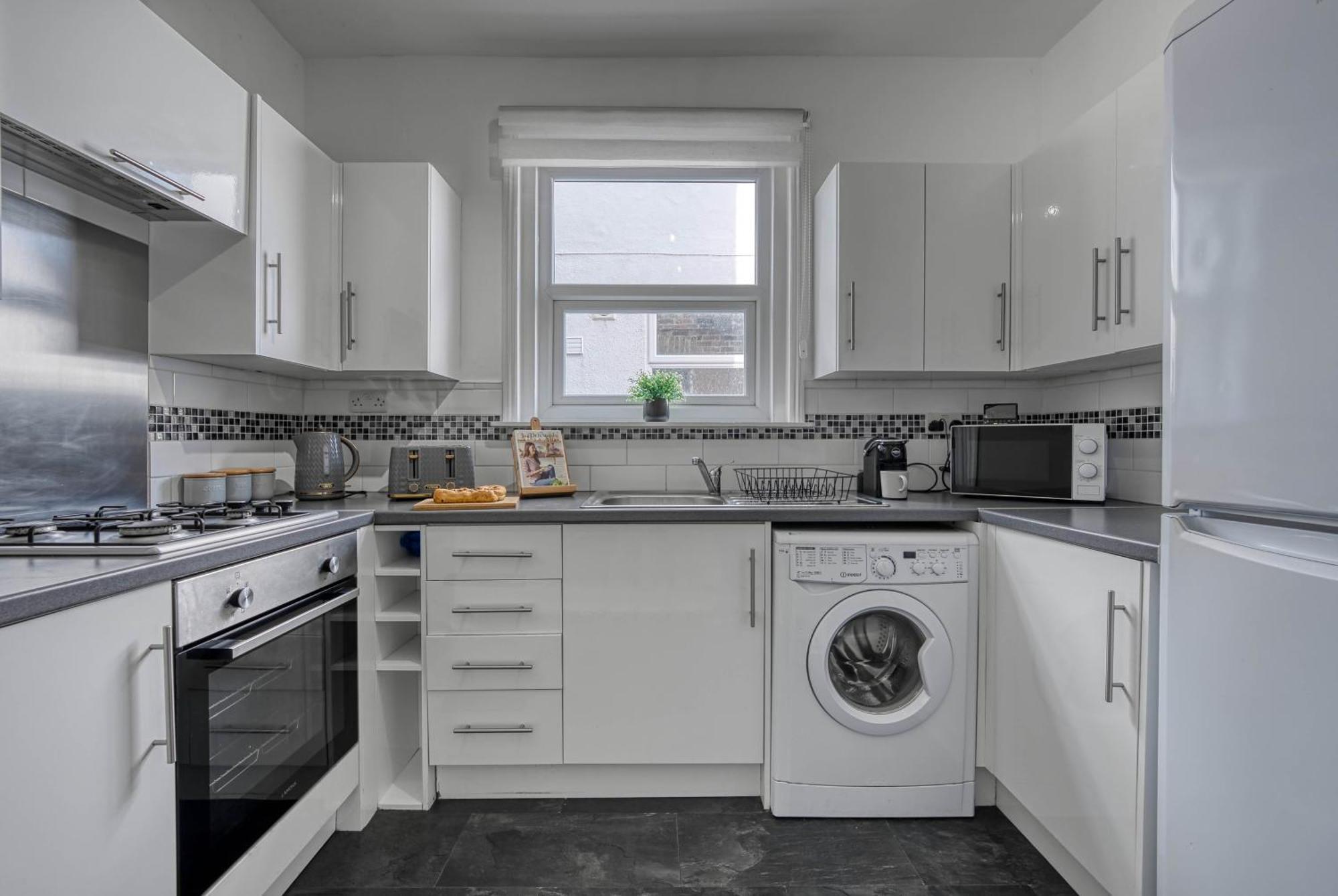 Stunning 3 Bed Chic Townhouse, Parking & Pet Friendly! Spacious - Sleeps 8 By Blue Puffin * Portsmouth