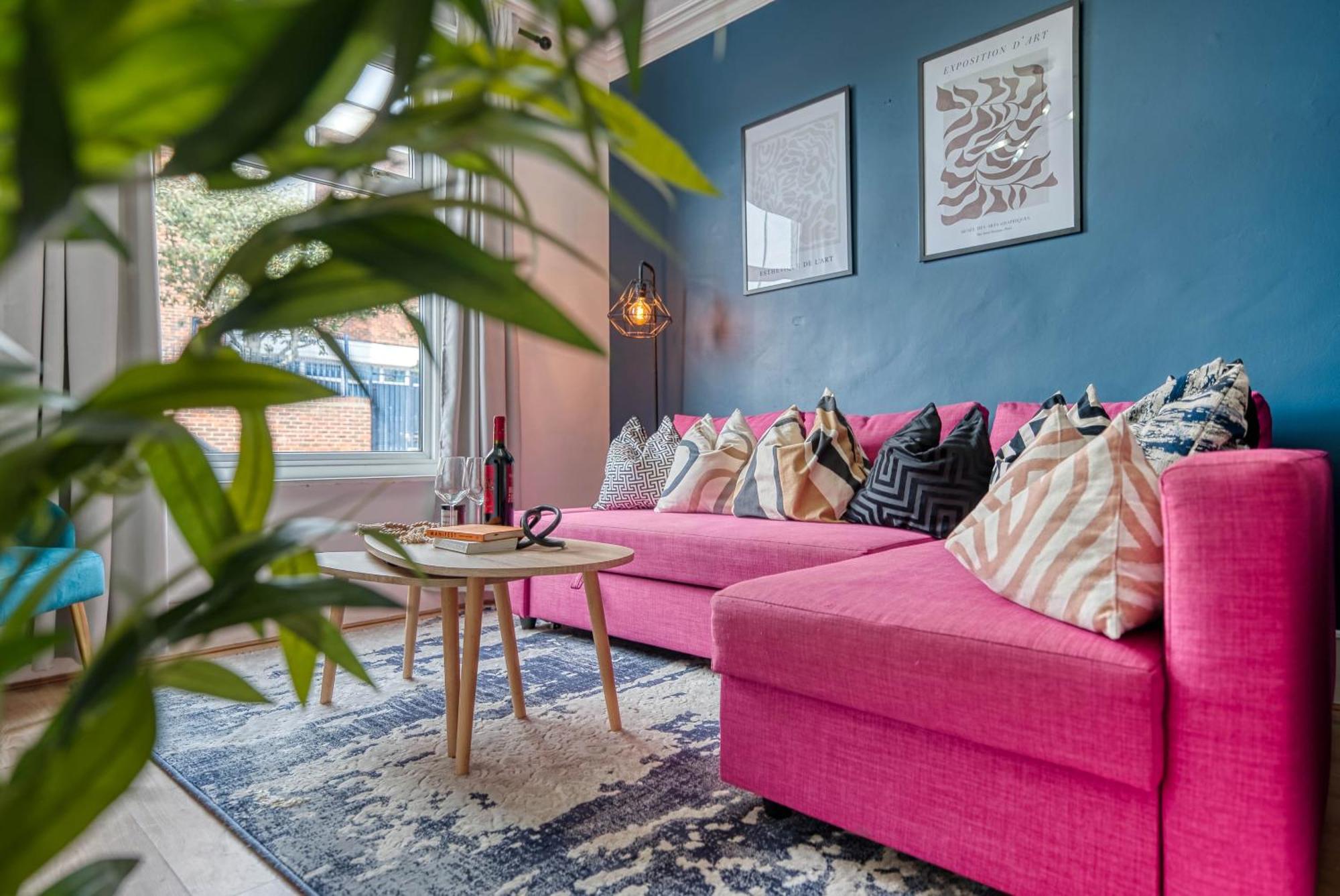 Stunning 3 Bed Chic Townhouse, Parking & Pet Friendly! Spacious - Sleeps 8 By Blue Puffin Holiday home