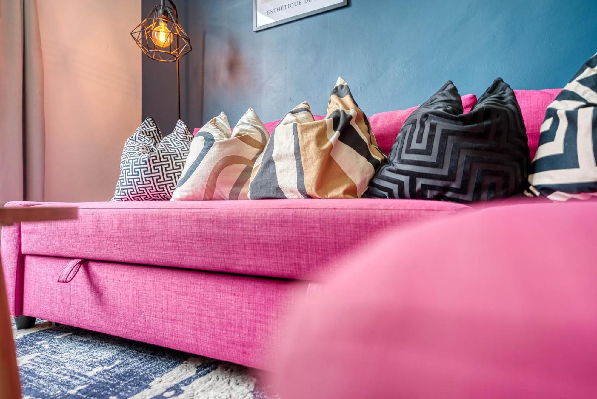 Holiday home Stunning 3 Bed Chic Townhouse, Parking & Pet Friendly! Spacious - Sleeps 8 By Blue Puffin *