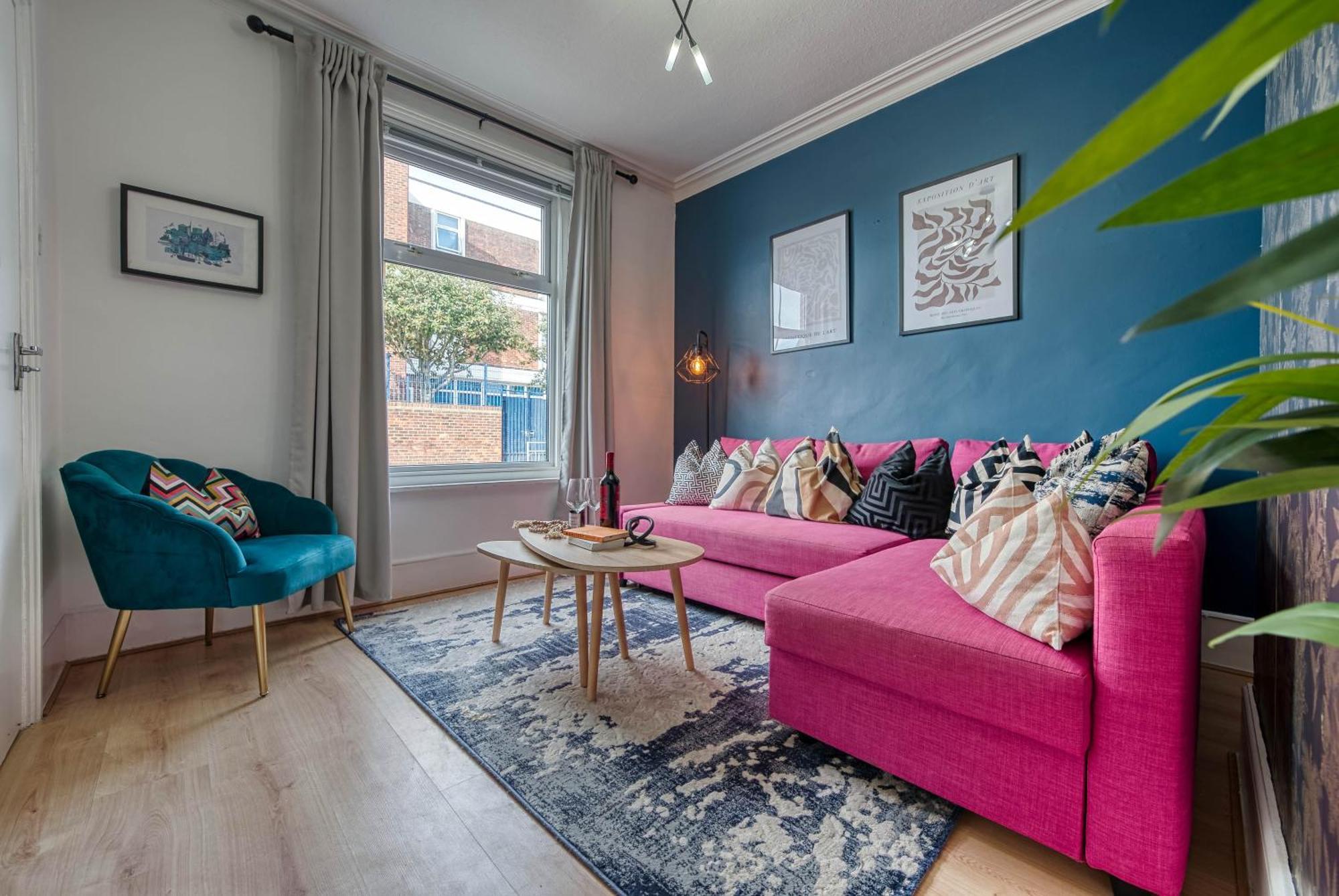 Stunning 3 Bed Chic Townhouse, Parking & Pet Friendly! Spacious - Sleeps 8 By Blue Puffin *
