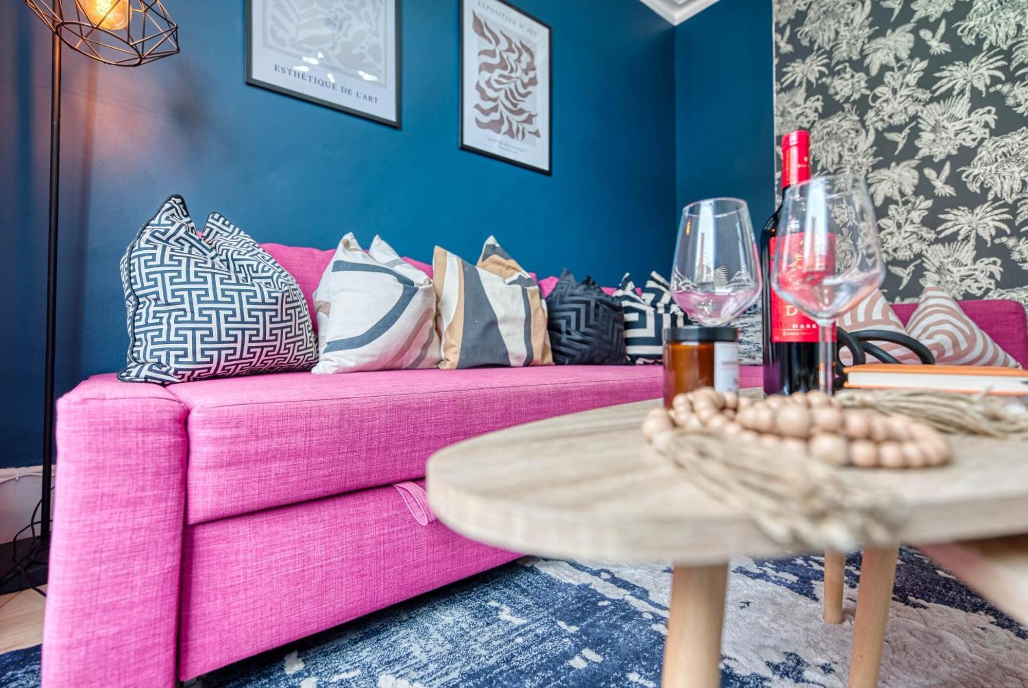 Stunning 3 Bed Chic Townhouse, Parking & Pet Friendly! Spacious - Sleeps 8 By Blue Puffin Holiday home *