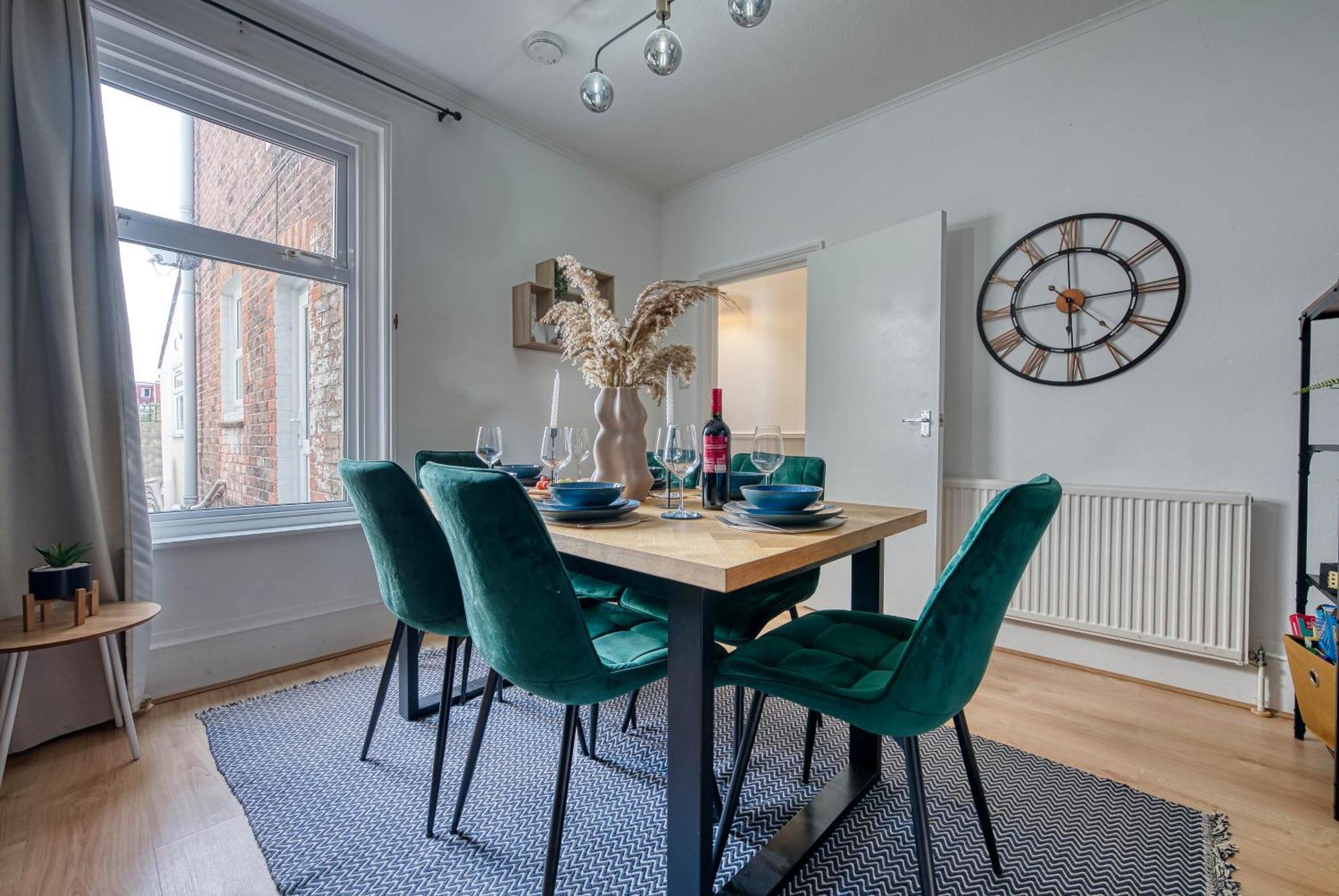Holiday home Stunning 3 Bed Chic Townhouse, Parking & Pet Friendly! Spacious - Sleeps 8 By Blue Puffin Portsmouth