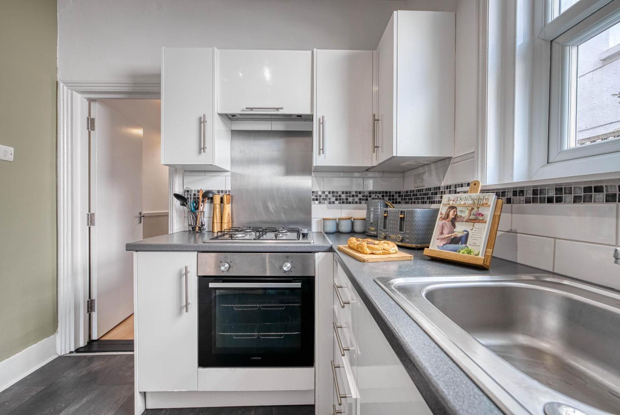 Holiday home Stunning 3 Bed Chic Townhouse, Parking & Pet Friendly! Spacious - Sleeps 8 By Blue Puffin