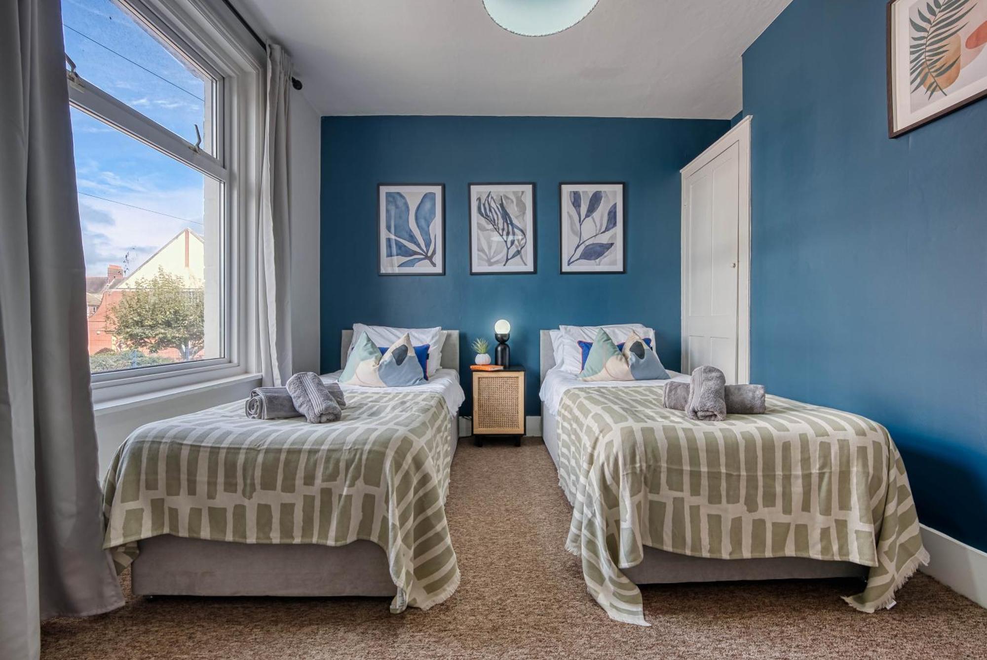 Stunning 3 Bed Chic Townhouse, Parking & Pet Friendly! Spacious - Sleeps 8 By Blue Puffin Holiday home Portsmouth