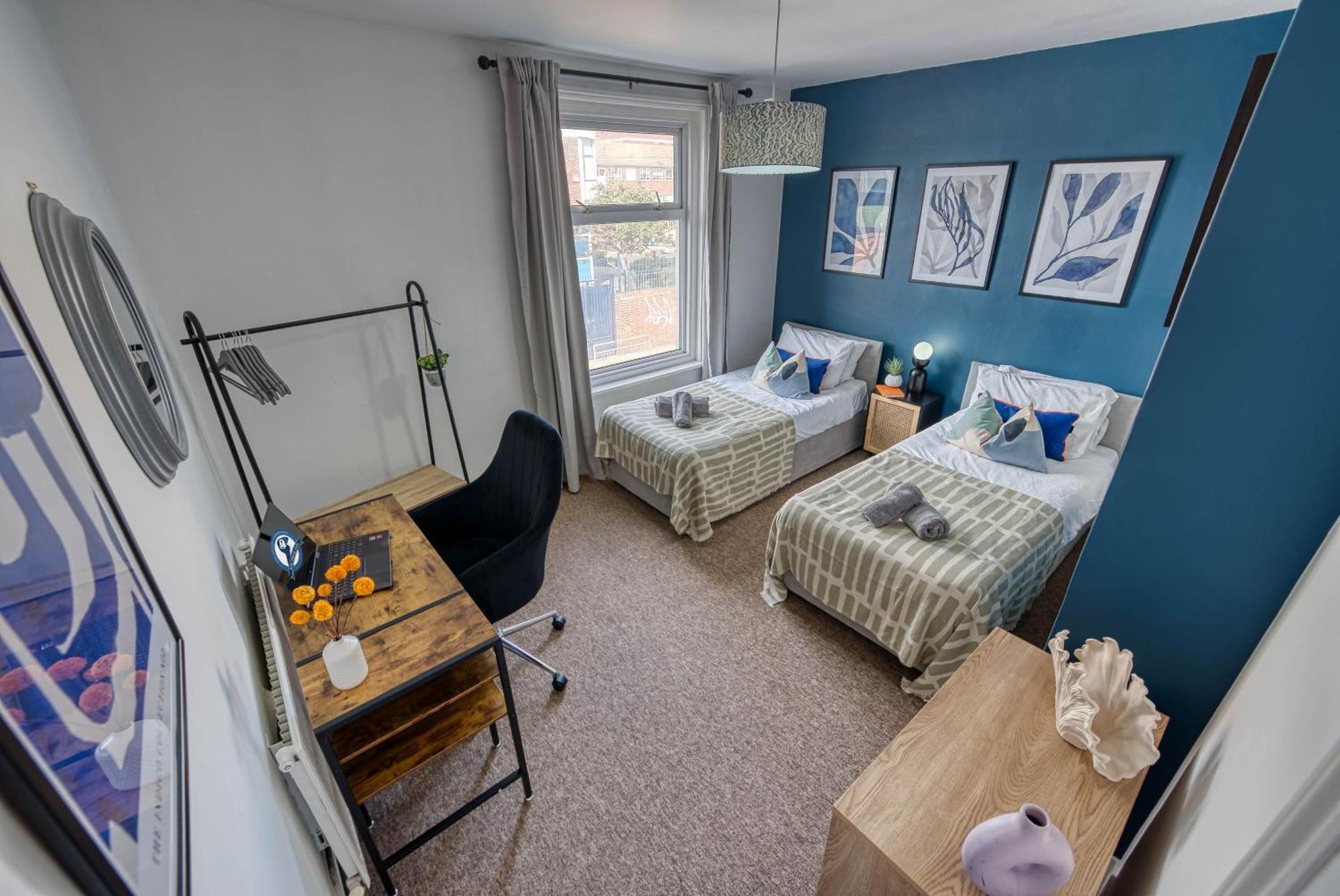 Holiday home Stunning 3 Bed Chic Townhouse, Parking & Pet Friendly! Spacious - Sleeps 8 By Blue Puffin *