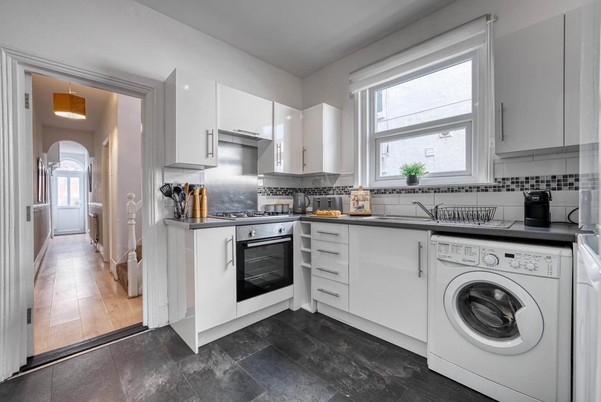 Stunning 3 Bed Chic Townhouse, Parking & Pet Friendly! Spacious - Sleeps 8 By Blue Puffin *