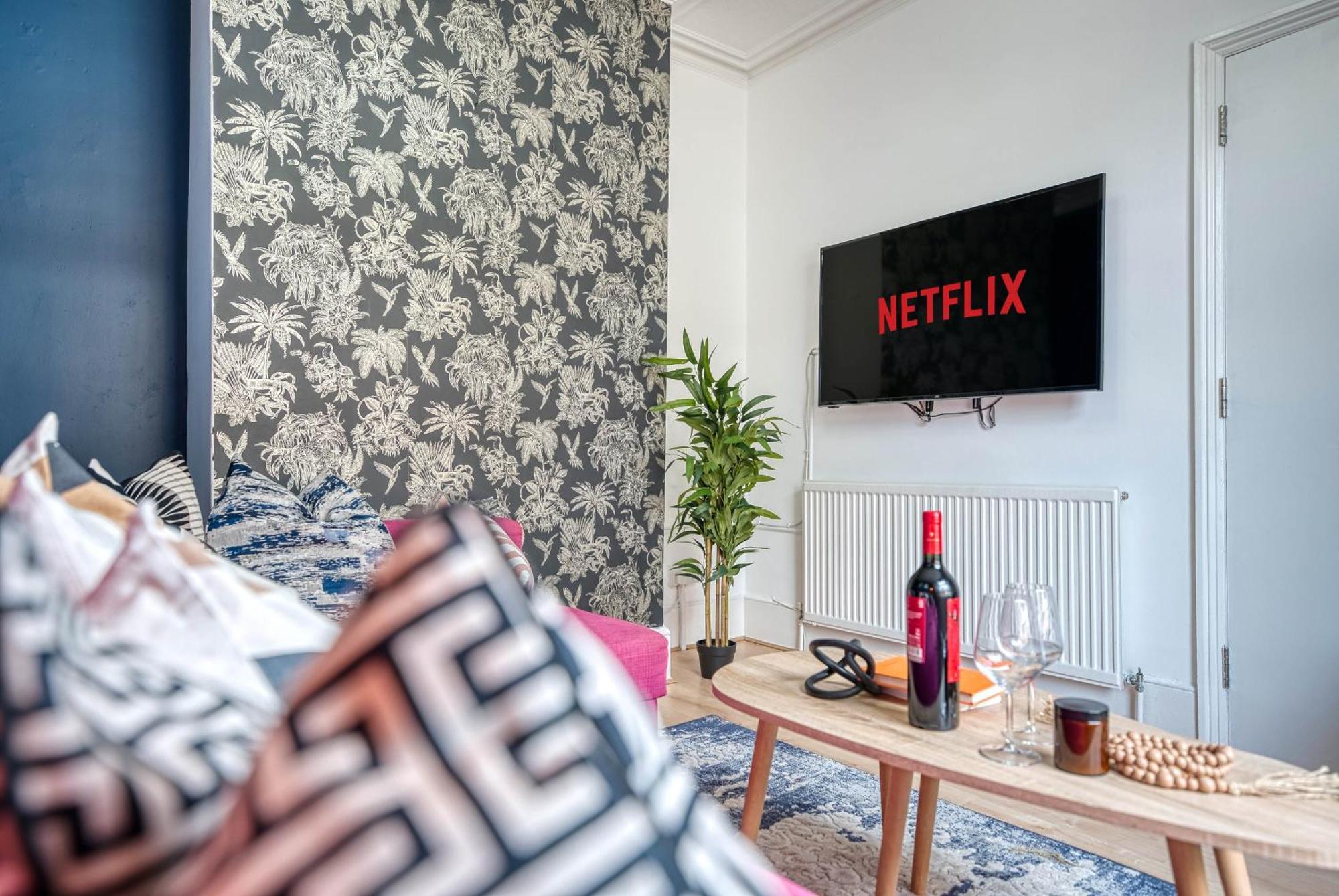Stunning 3 Bed Chic Townhouse, Parking & Pet Friendly! Spacious - Sleeps 8 By Blue Puffin Holiday home *