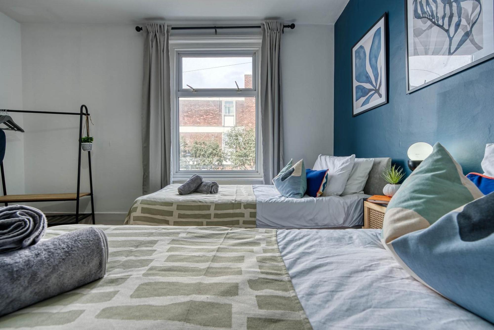 Stunning 3 Bed Chic Townhouse, Parking & Pet Friendly! Spacious - Sleeps 8 By Blue Puffin * Portsmouth