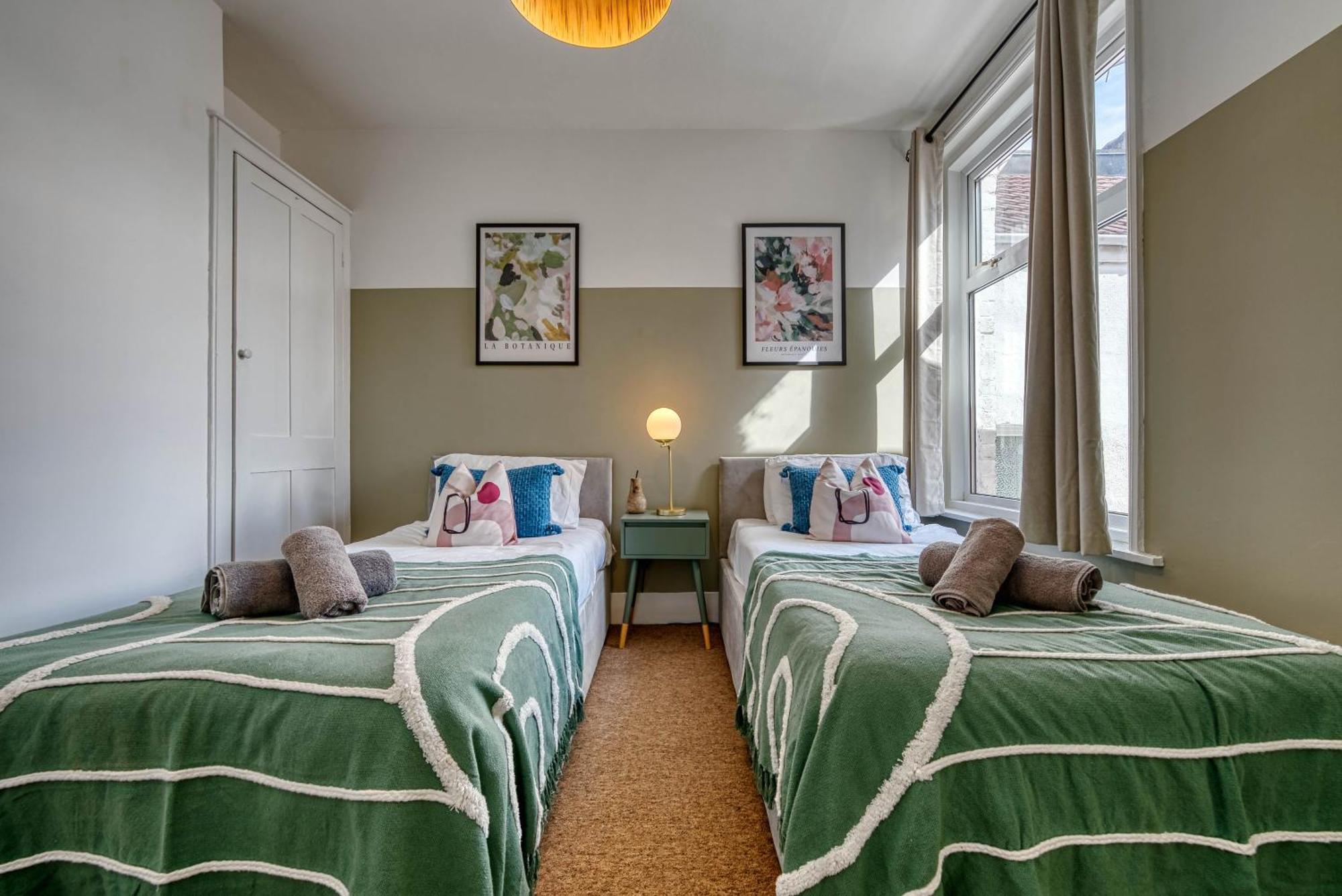 Stunning 3 Bed Chic Townhouse, Parking & Pet Friendly! Spacious - Sleeps 8 By Blue Puffin Holiday home