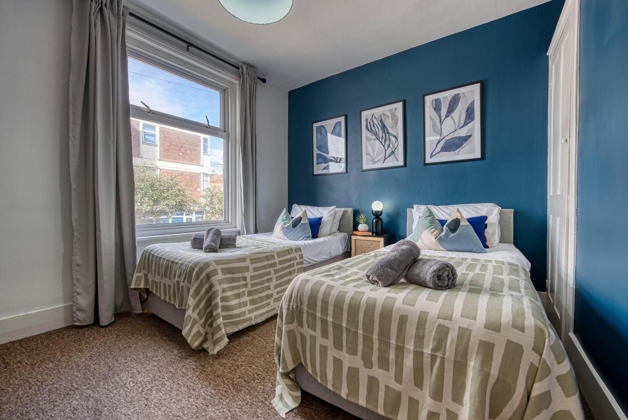 Stunning 3 Bed Chic Townhouse, Parking & Pet Friendly! Spacious - Sleeps 8 By Blue Puffin *