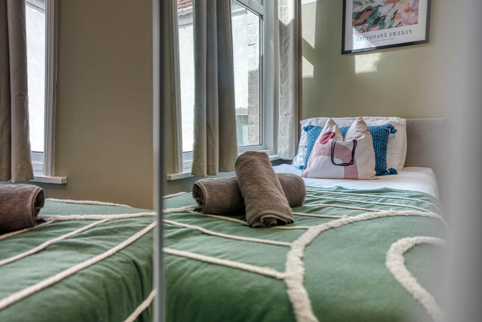 Holiday home Stunning 3 Bed Chic Townhouse, Parking & Pet Friendly! Spacious - Sleeps 8 By Blue Puffin Portsmouth