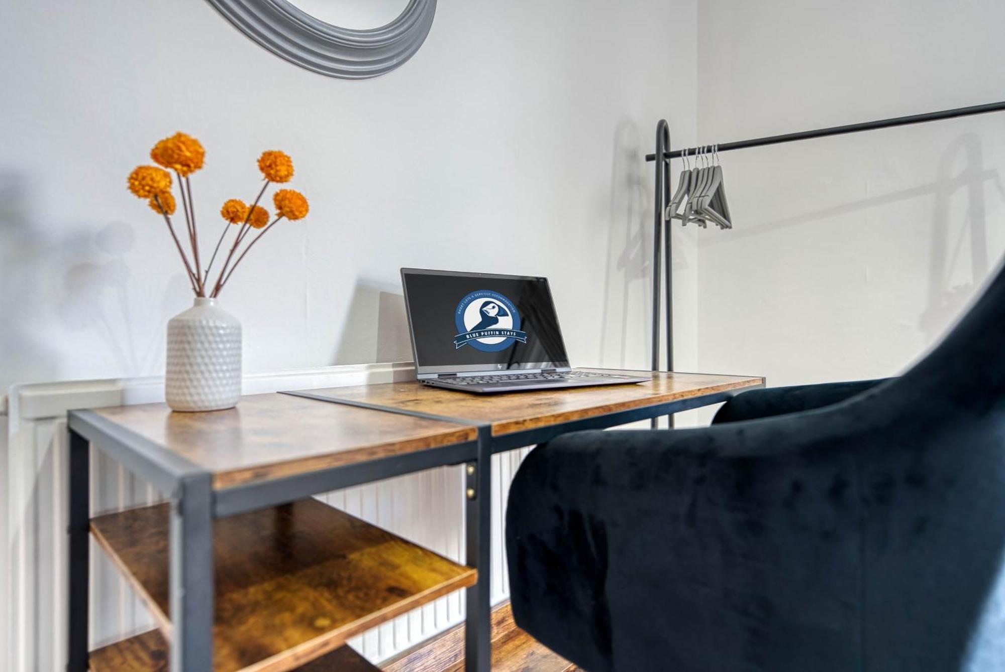 Stunning 3 Bed Chic Townhouse, Parking & Pet Friendly! Spacious - Sleeps 8 By Blue Puffin Holiday home