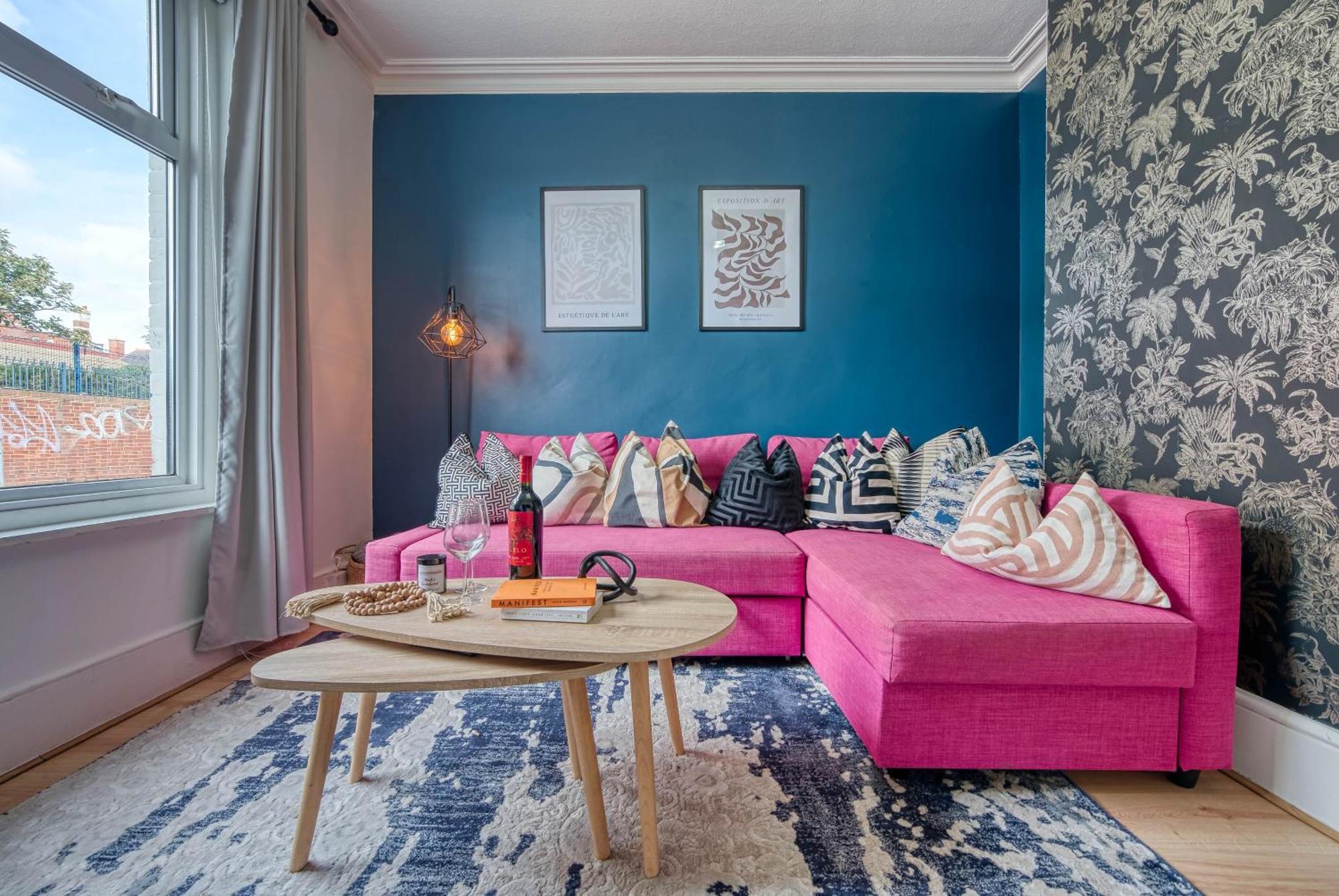 Holiday home Stunning 3 Bed Chic Townhouse, Parking & Pet Friendly! Spacious - Sleeps 8 By Blue Puffin *