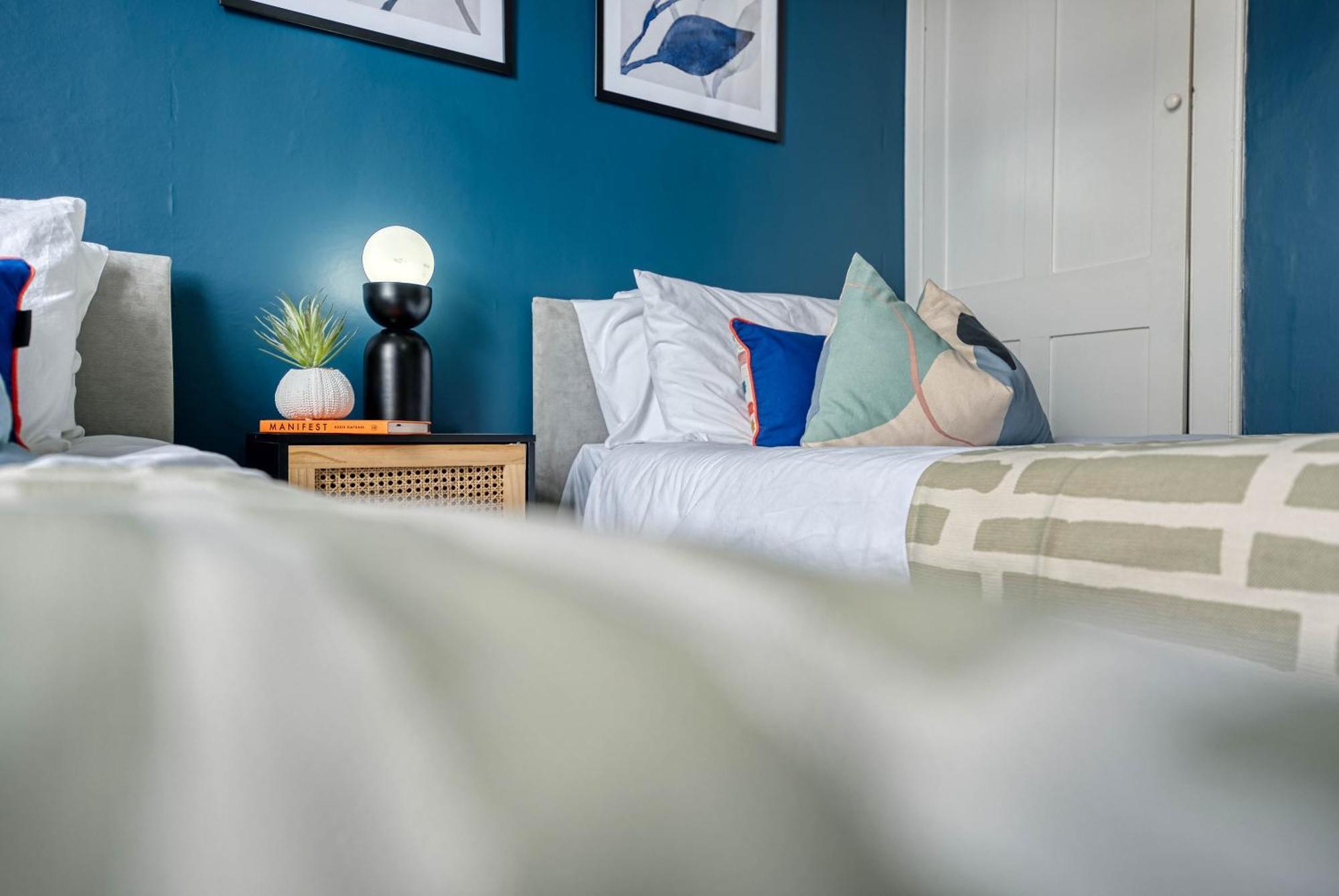 Stunning 3 Bed Chic Townhouse, Parking & Pet Friendly! Spacious - Sleeps 8 By Blue Puffin *