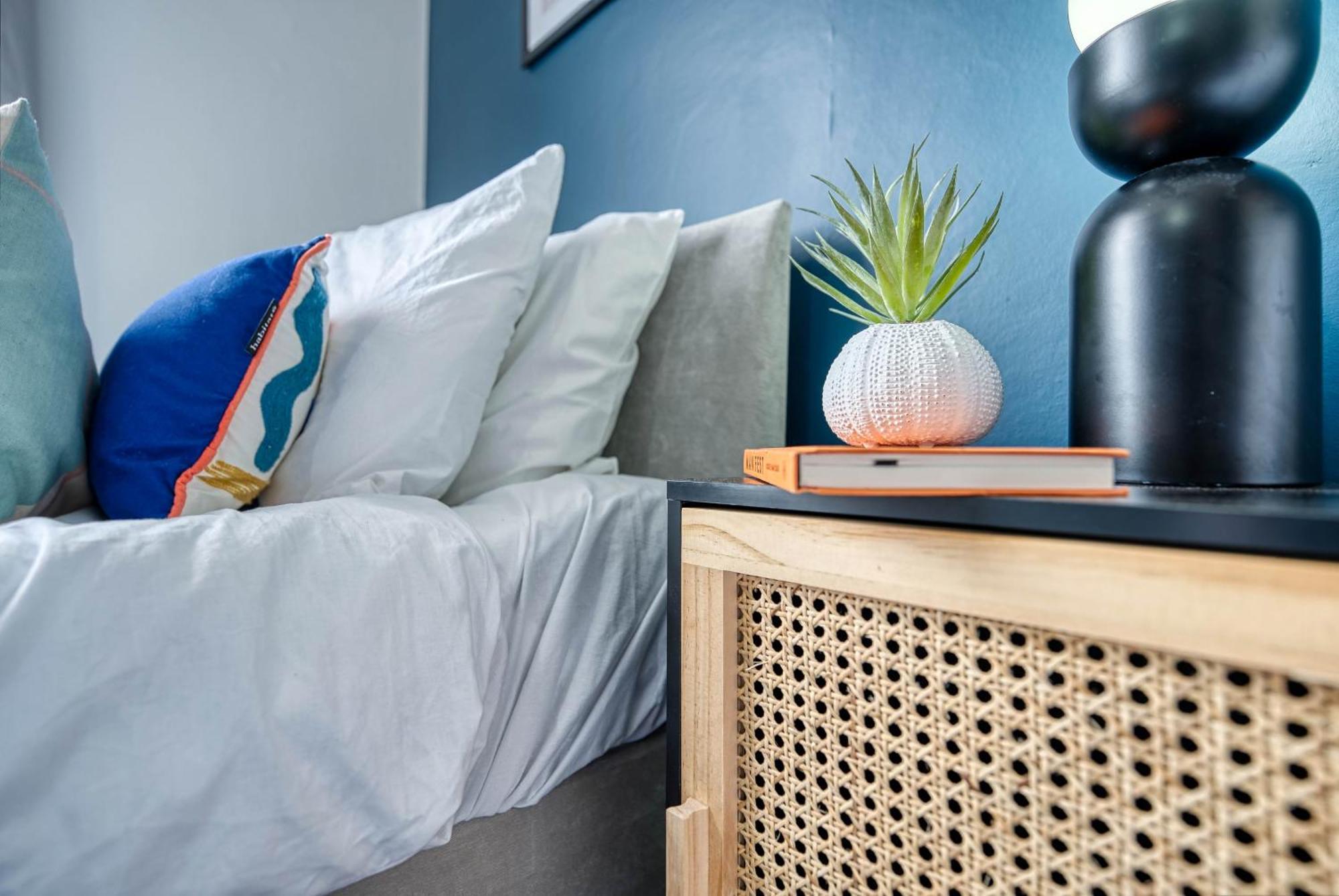 Stunning 3 Bed Chic Townhouse, Parking & Pet Friendly! Spacious - Sleeps 8 By Blue Puffin