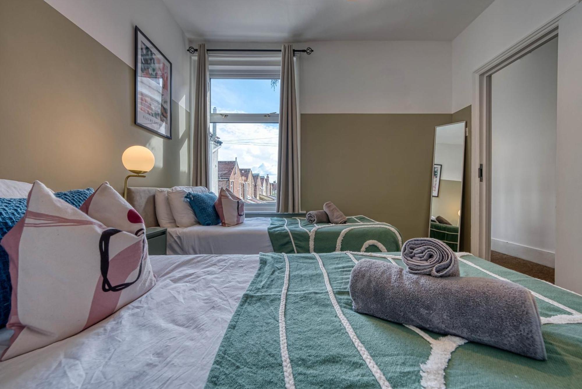 Stunning 3 Bed Chic Townhouse, Parking & Pet Friendly! Spacious - Sleeps 8 By Blue Puffin Holiday home *
