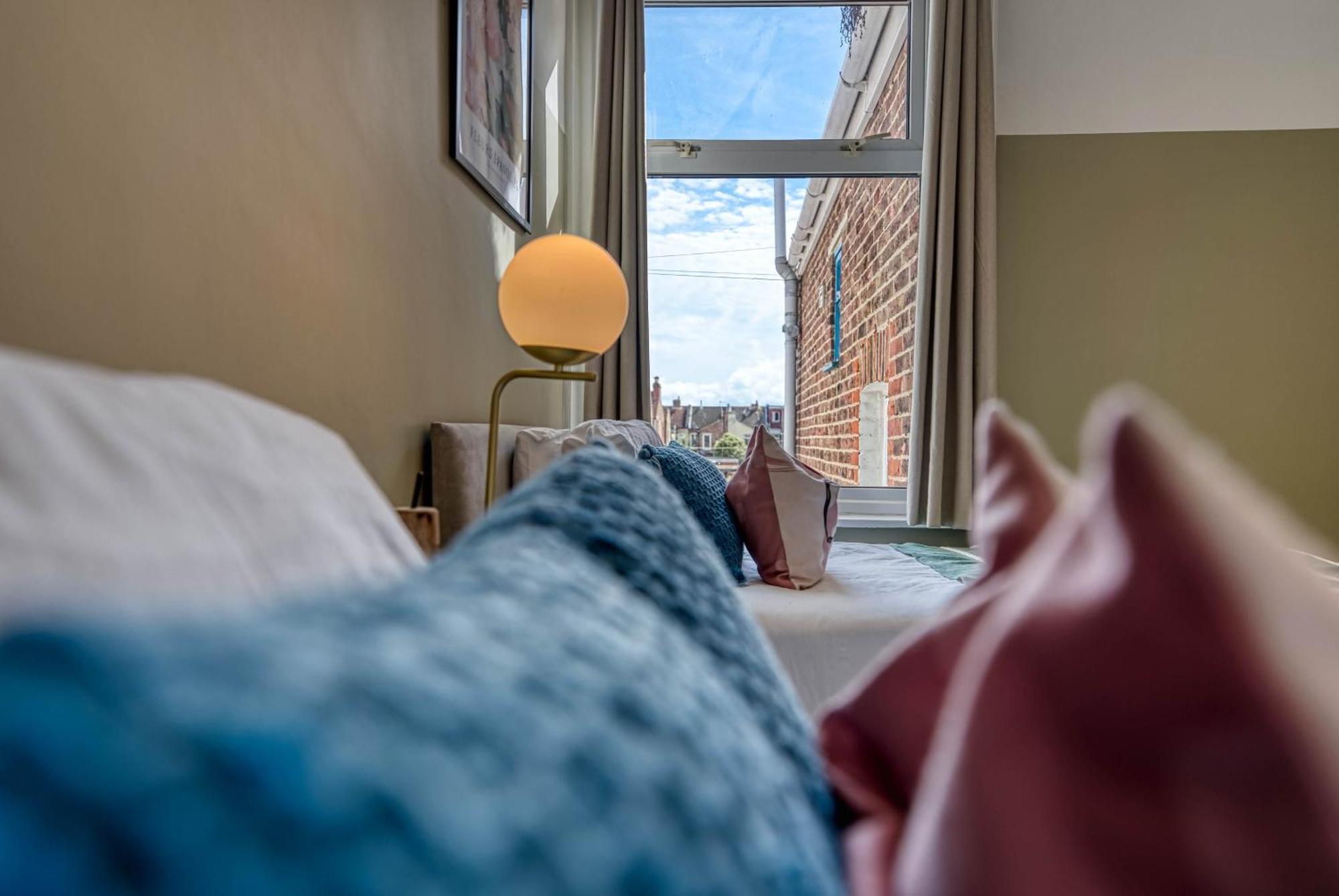 Holiday home Stunning 3 Bed Chic Townhouse, Parking & Pet Friendly! Spacious - Sleeps 8 By Blue Puffin Portsmouth