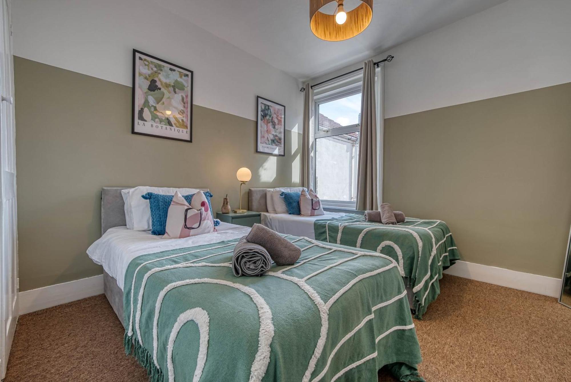 Holiday home Stunning 3 Bed Chic Townhouse, Parking & Pet Friendly! Spacious - Sleeps 8 By Blue Puffin