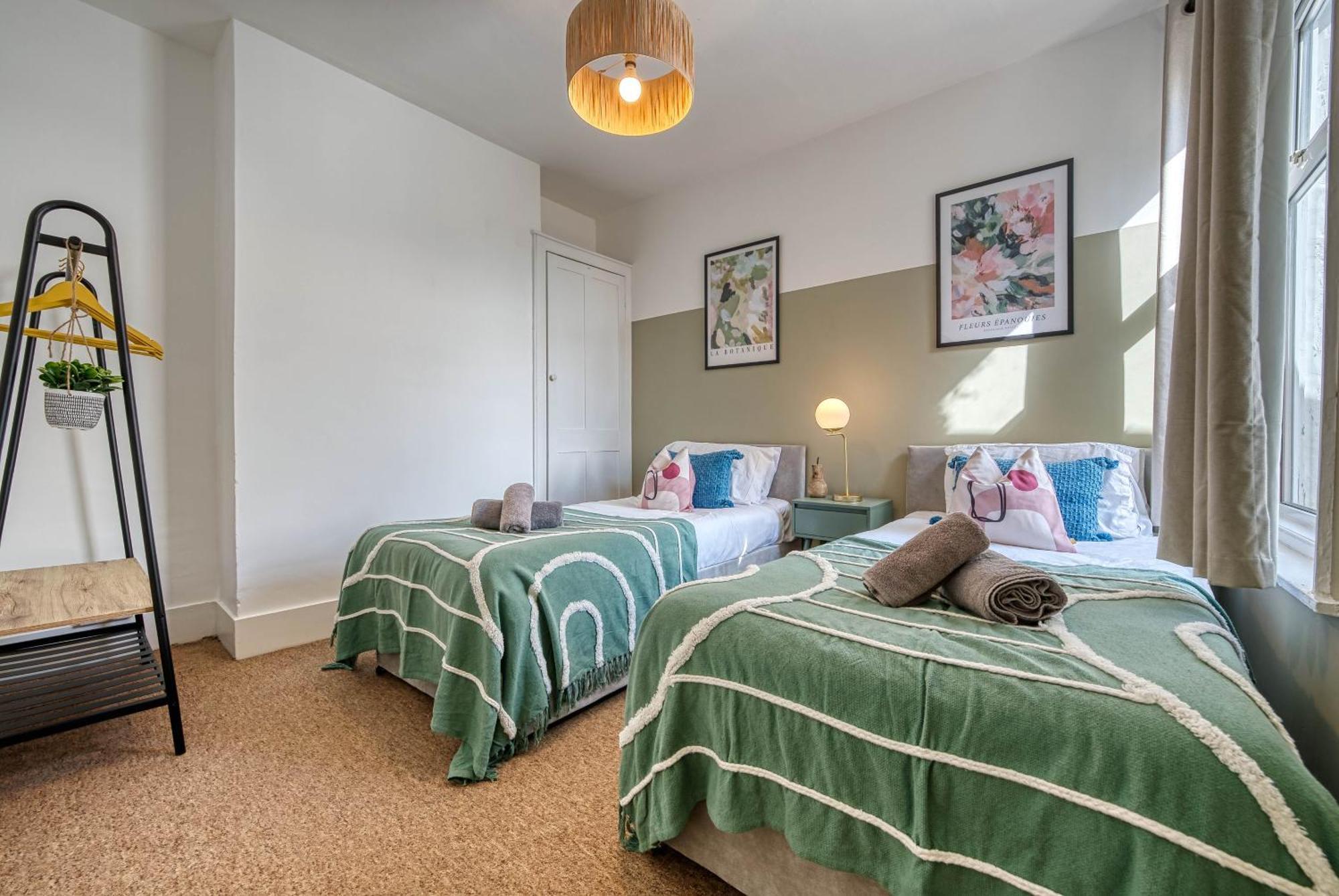 Stunning 3 Bed Chic Townhouse, Parking & Pet Friendly! Spacious - Sleeps 8 By Blue Puffin Holiday home Portsmouth