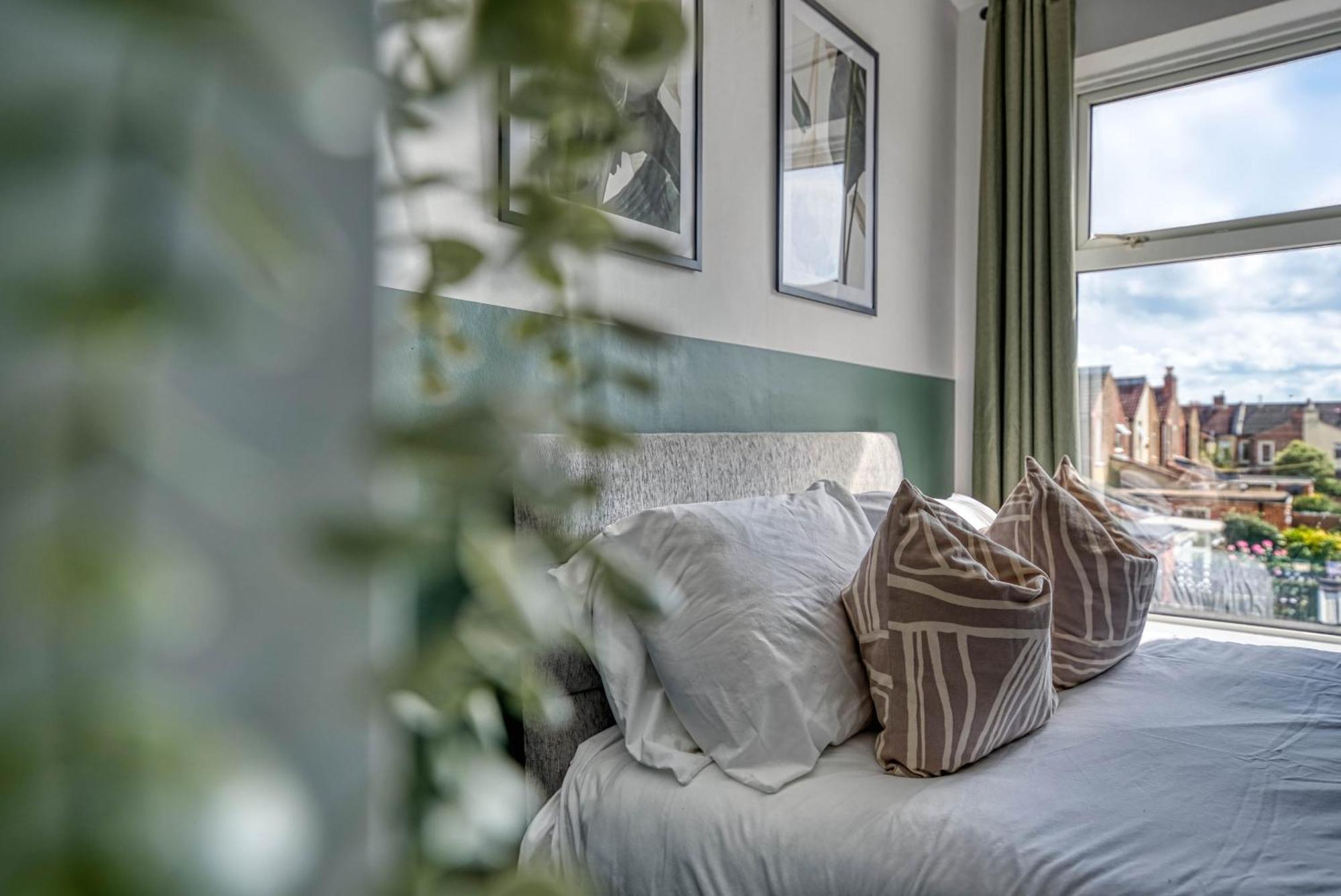 Stunning 3 Bed Chic Townhouse, Parking & Pet Friendly! Spacious - Sleeps 8 By Blue Puffin Holiday home