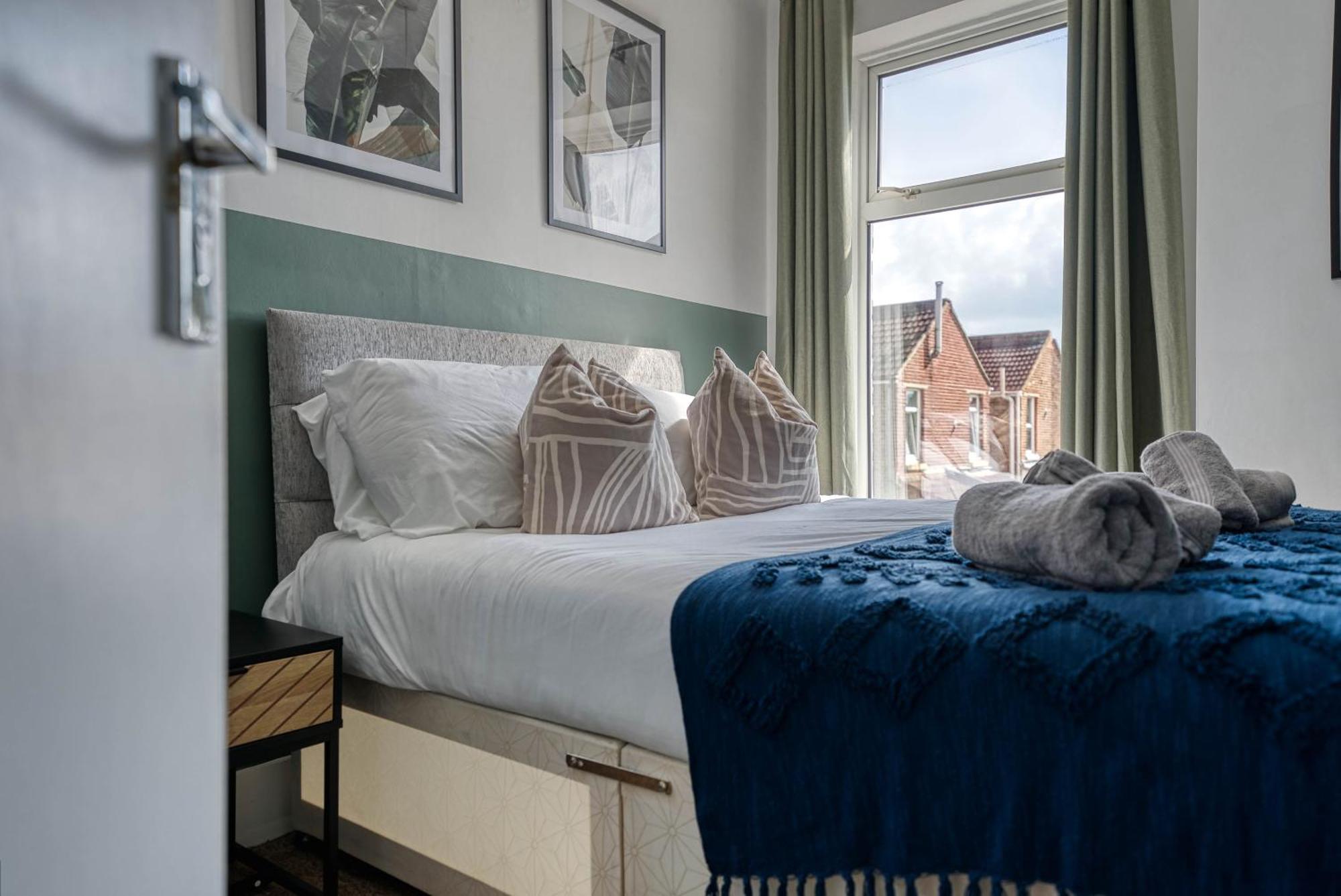Holiday home Stunning 3 Bed Chic Townhouse, Parking & Pet Friendly! Spacious - Sleeps 8 By Blue Puffin *