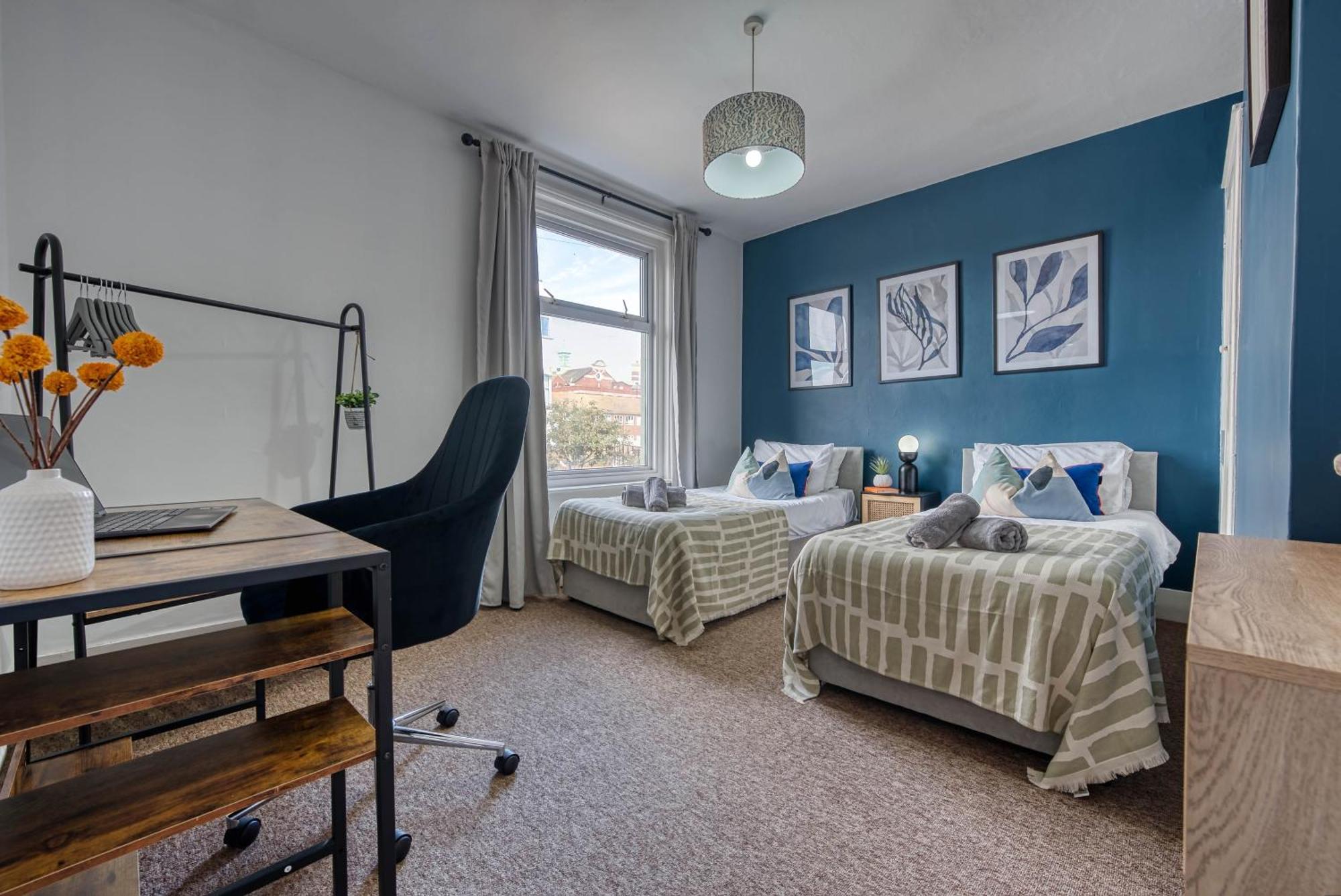 Stunning 3 Bed Chic Townhouse, Parking & Pet Friendly! Spacious - Sleeps 8 By Blue Puffin
