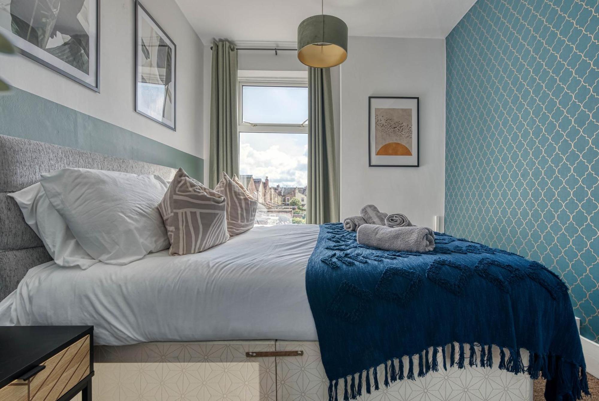 Stunning 3 Bed Chic Townhouse, Parking & Pet Friendly! Spacious - Sleeps 8 By Blue Puffin Holiday home *