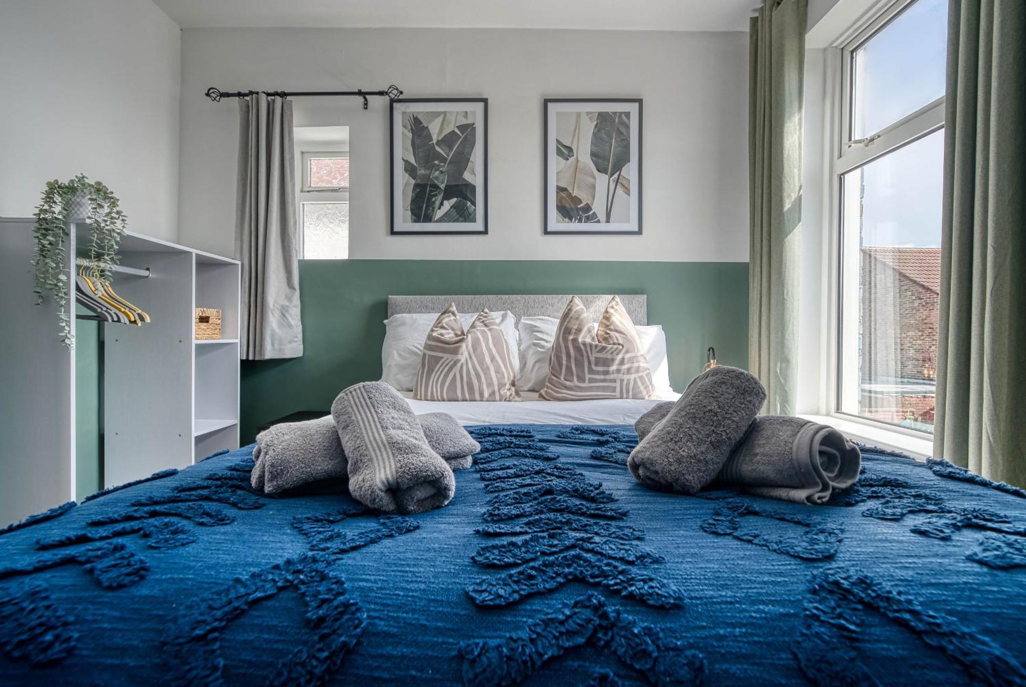 Holiday home Stunning 3 Bed Chic Townhouse, Parking & Pet Friendly! Spacious - Sleeps 8 By Blue Puffin