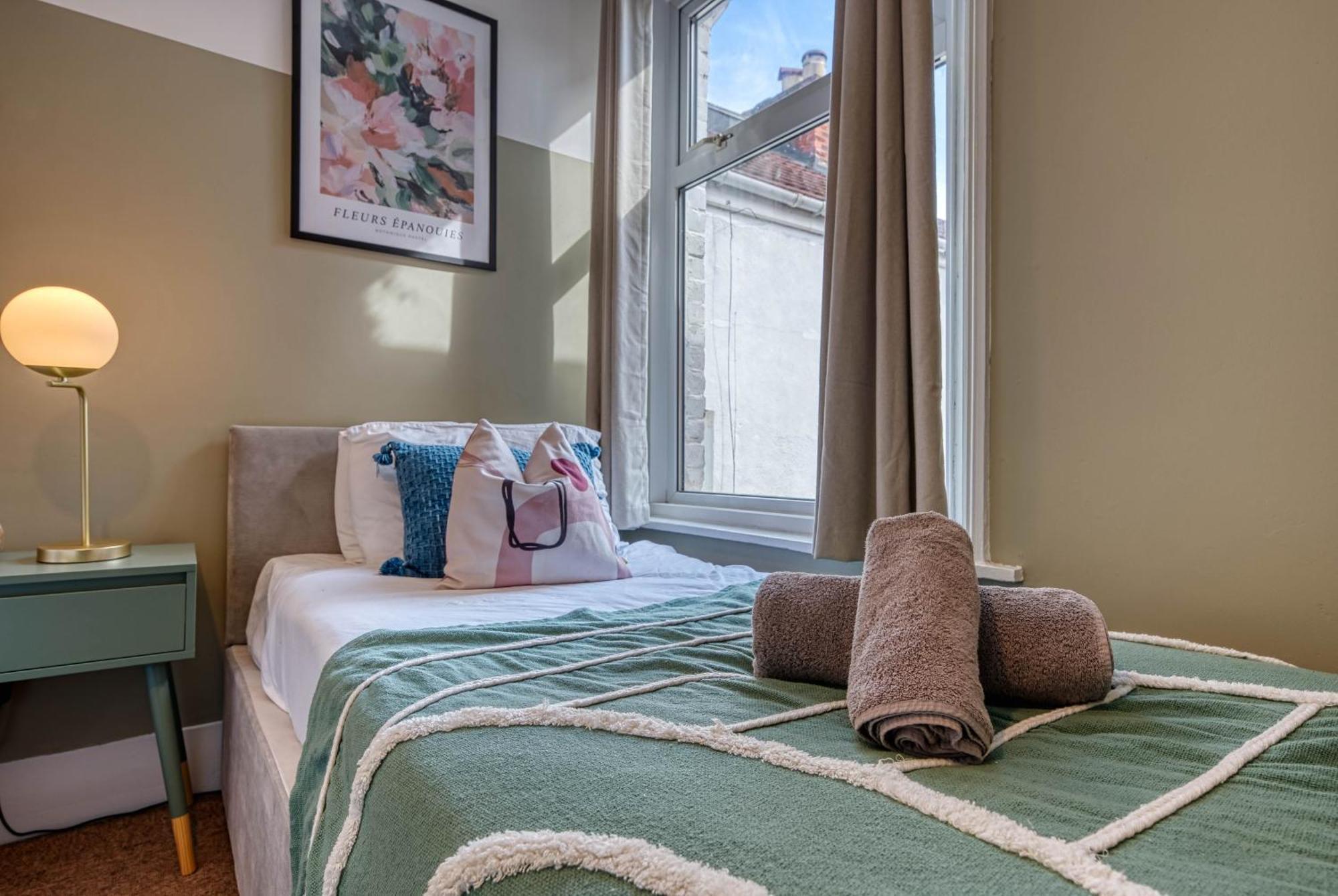 Stunning 3 Bed Chic Townhouse, Parking & Pet Friendly! Spacious - Sleeps 8 By Blue Puffin Holiday home *