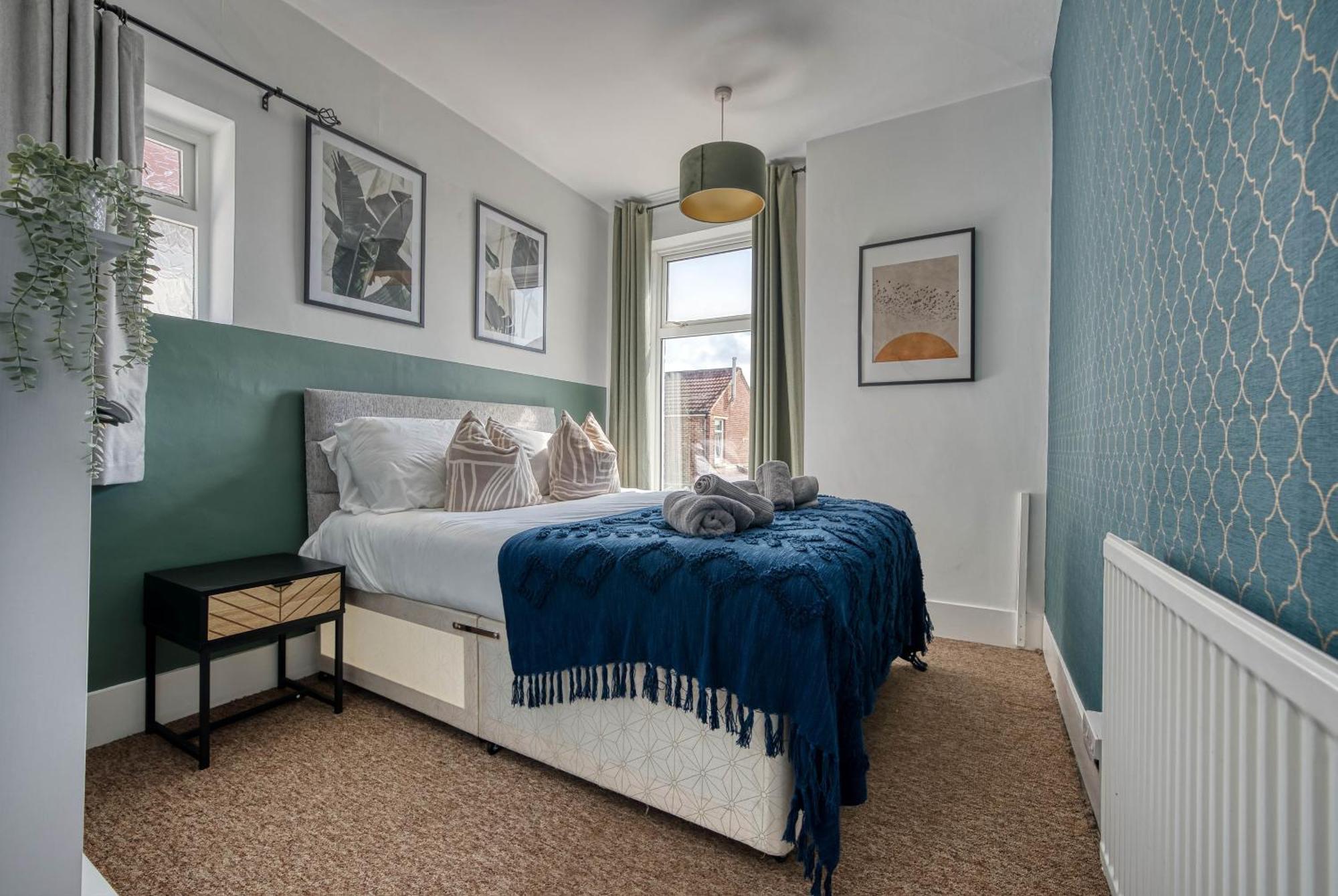 Stunning 3 Bed Chic Townhouse, Parking & Pet Friendly! Spacious - Sleeps 8 By Blue Puffin *